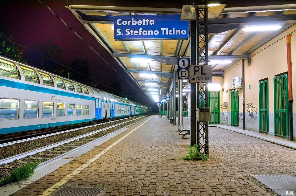 Photo showing: Fotografia della stazione ferroviaria di Corbetta-Santo Stefano sulla linea Milano-Torino. In sosta un treno della linea S6