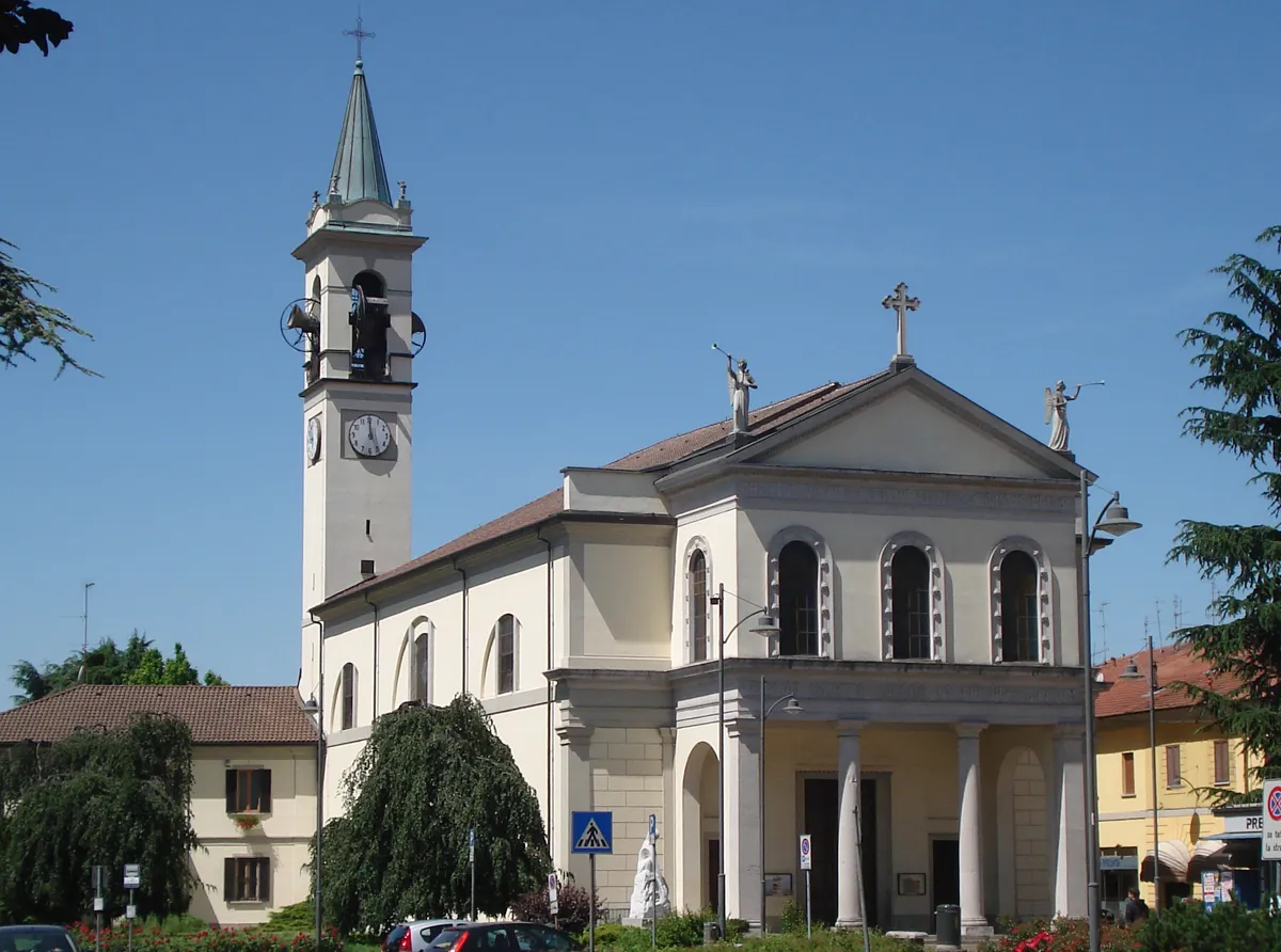 Photo showing: La chiesa parrocchiale dei Santi Giacomo e Filippo in Cornaredo (Milano)