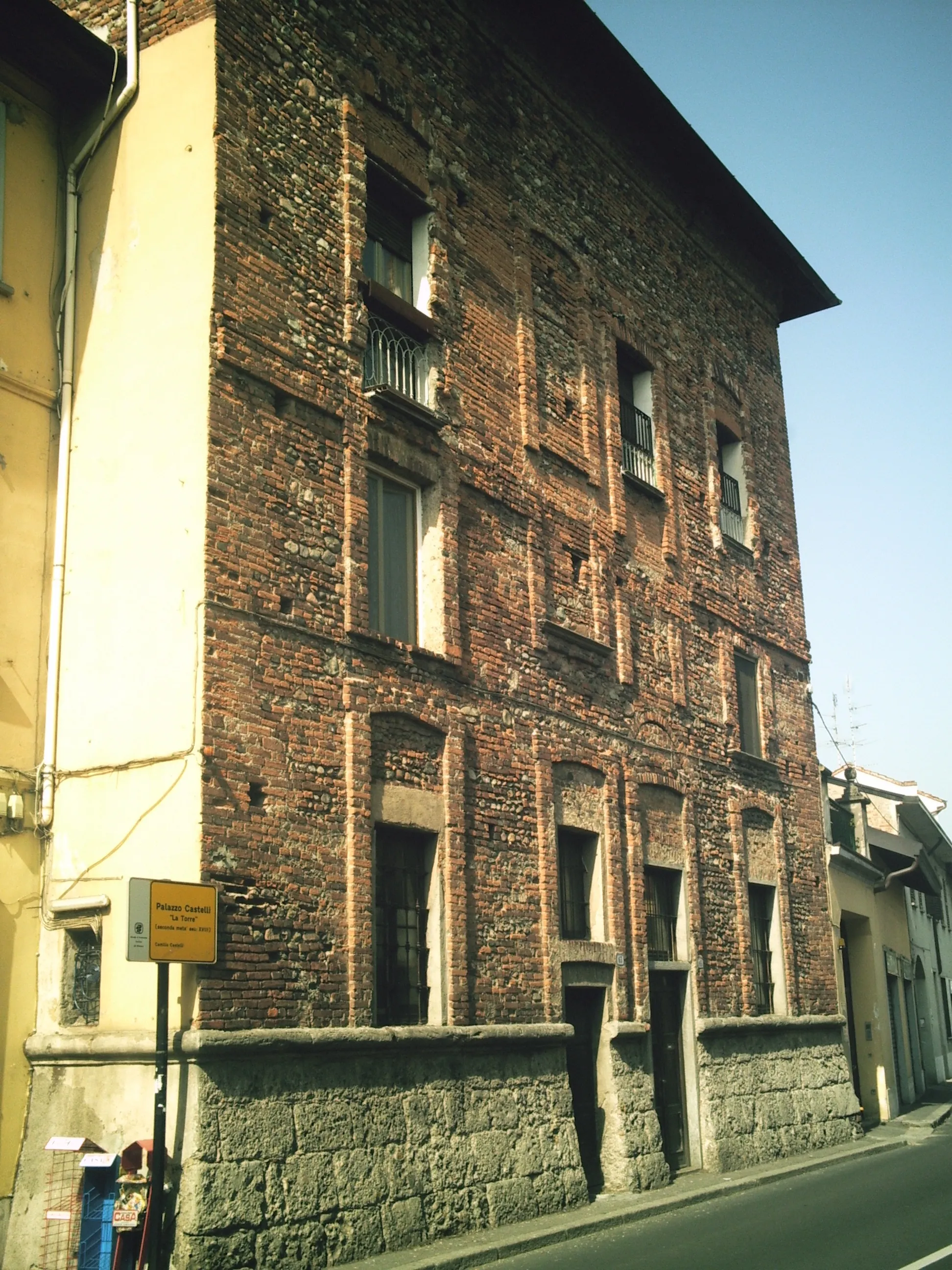 Photo showing: Lato fronte strada di Palazzo Castelli