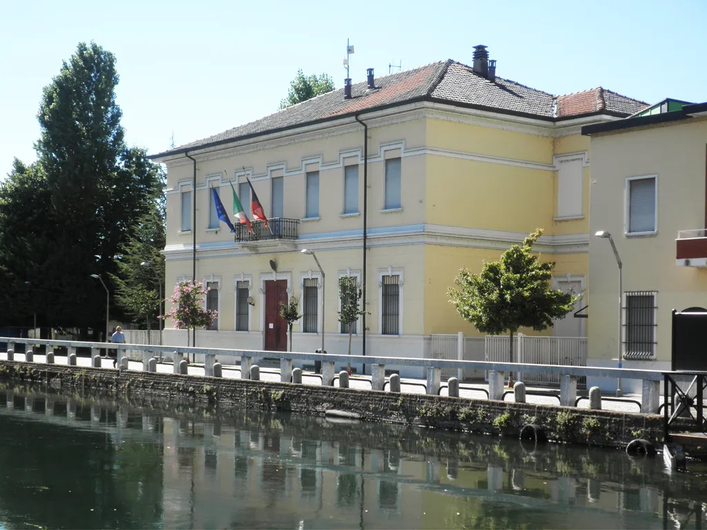 Photo showing: Il municipio di Trezzano sul Naviglio, posto lungo il Naviglio Grande