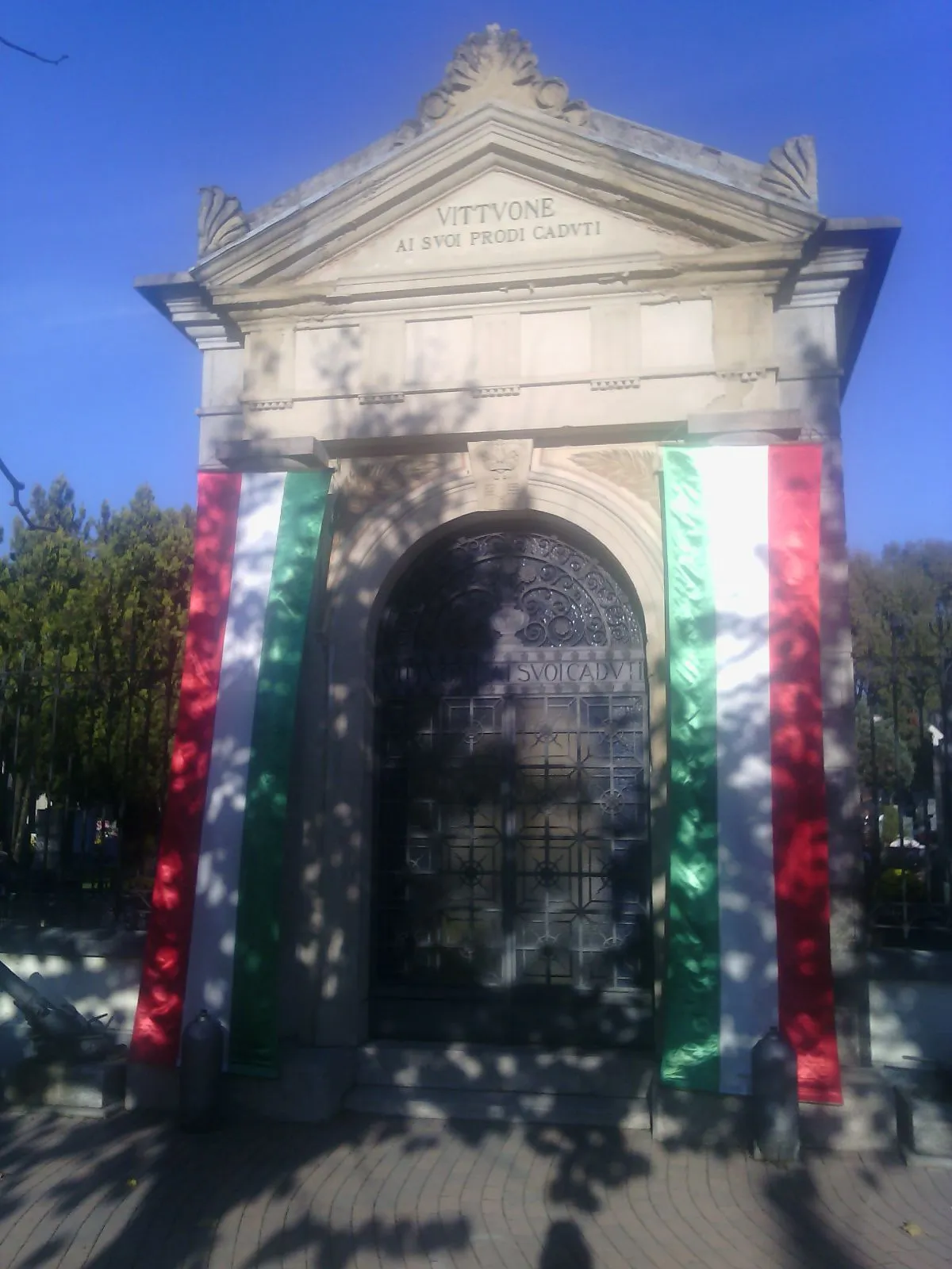 Photo showing: Cappella dei Caduti presso il cimitero di Vittuone (MI) - Italy