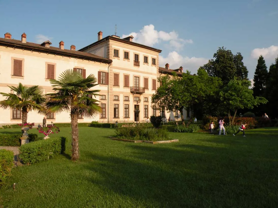 Photo showing: Villa Mari-Resta a Vittuone: visuale della facciata verso il giardino al tramonto