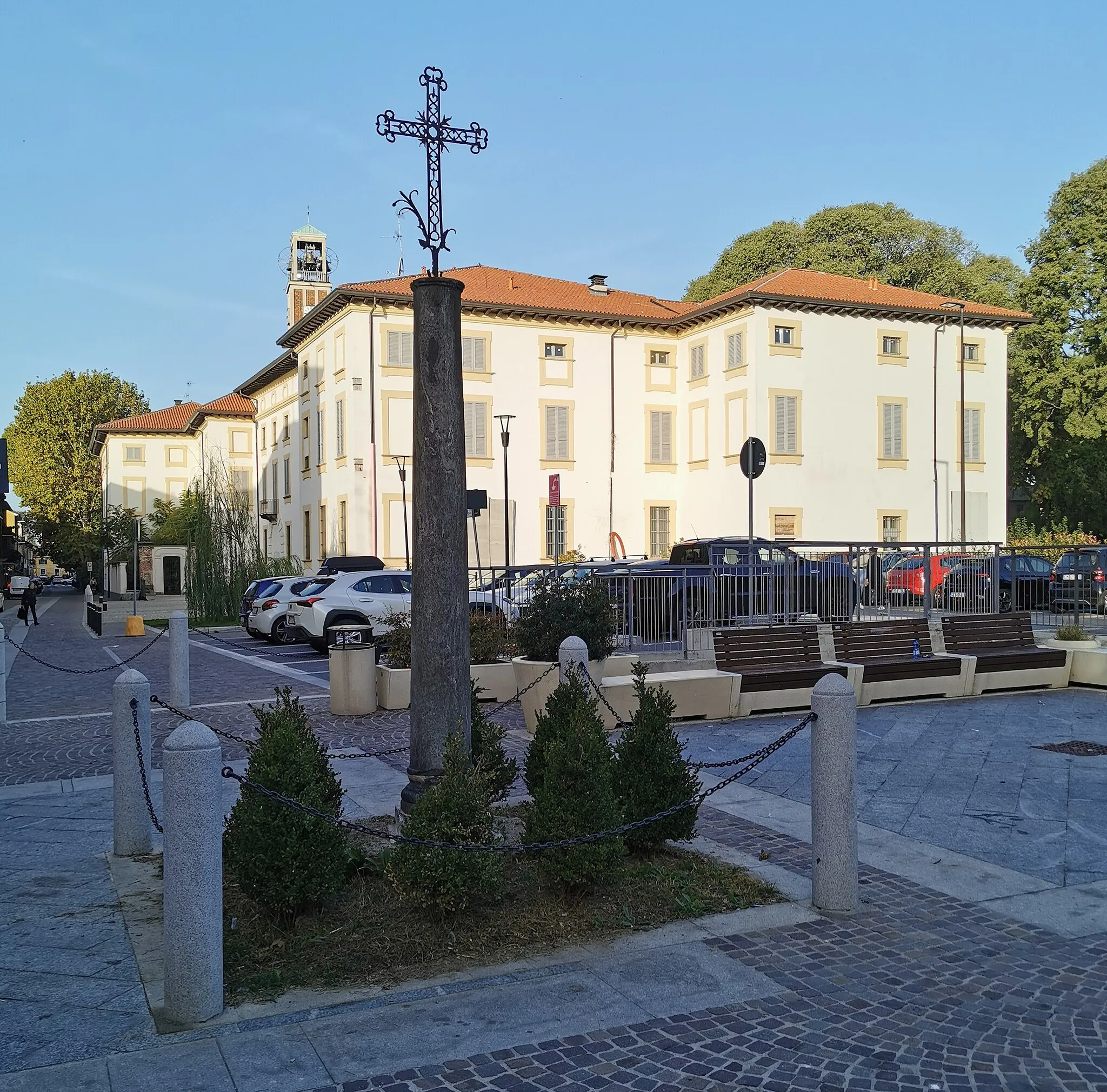 Photo showing: Croce in Piazza Cavour, sullo sfondo di Palazzo Omodei (Cusano Milanino)