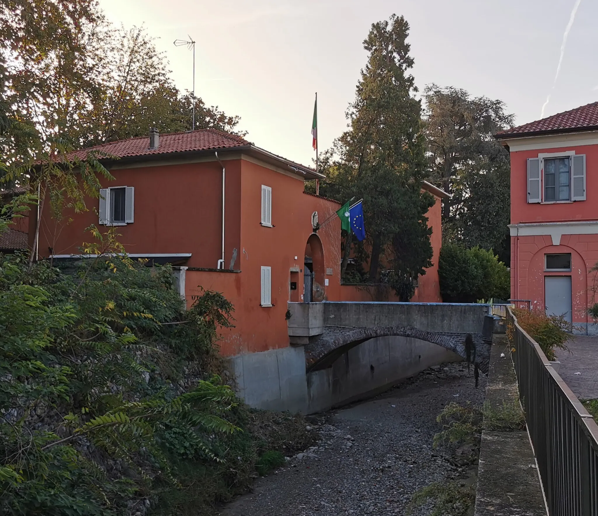 Photo showing: Villa Venini (Cusano Milanino) a sinistra in foto, con il ponte sul Seveso che ne permette l'accesso da Piazza Cavour.