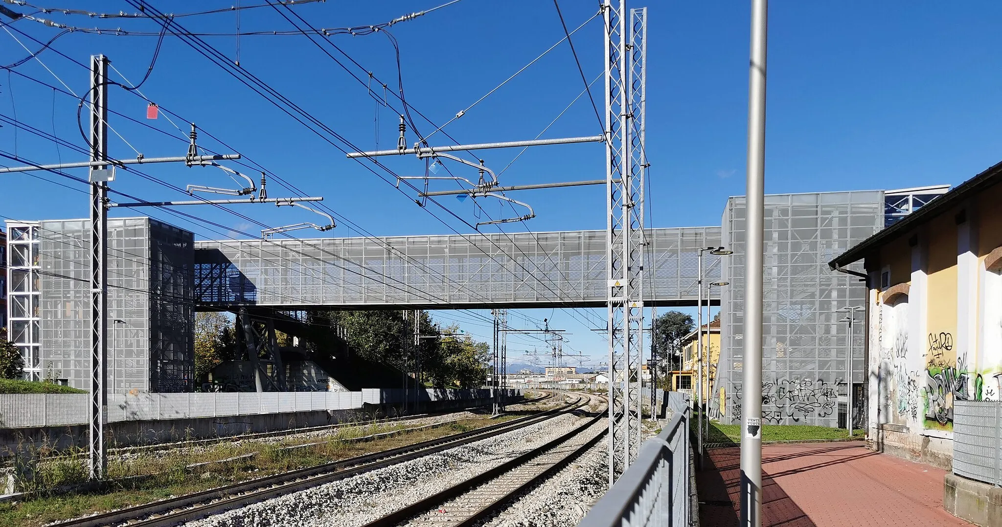 Photo showing: Ponte pedonale sopra i binari della Ferrovie Nord Milano, sul confine tra Cormano e Cusano Milanino.