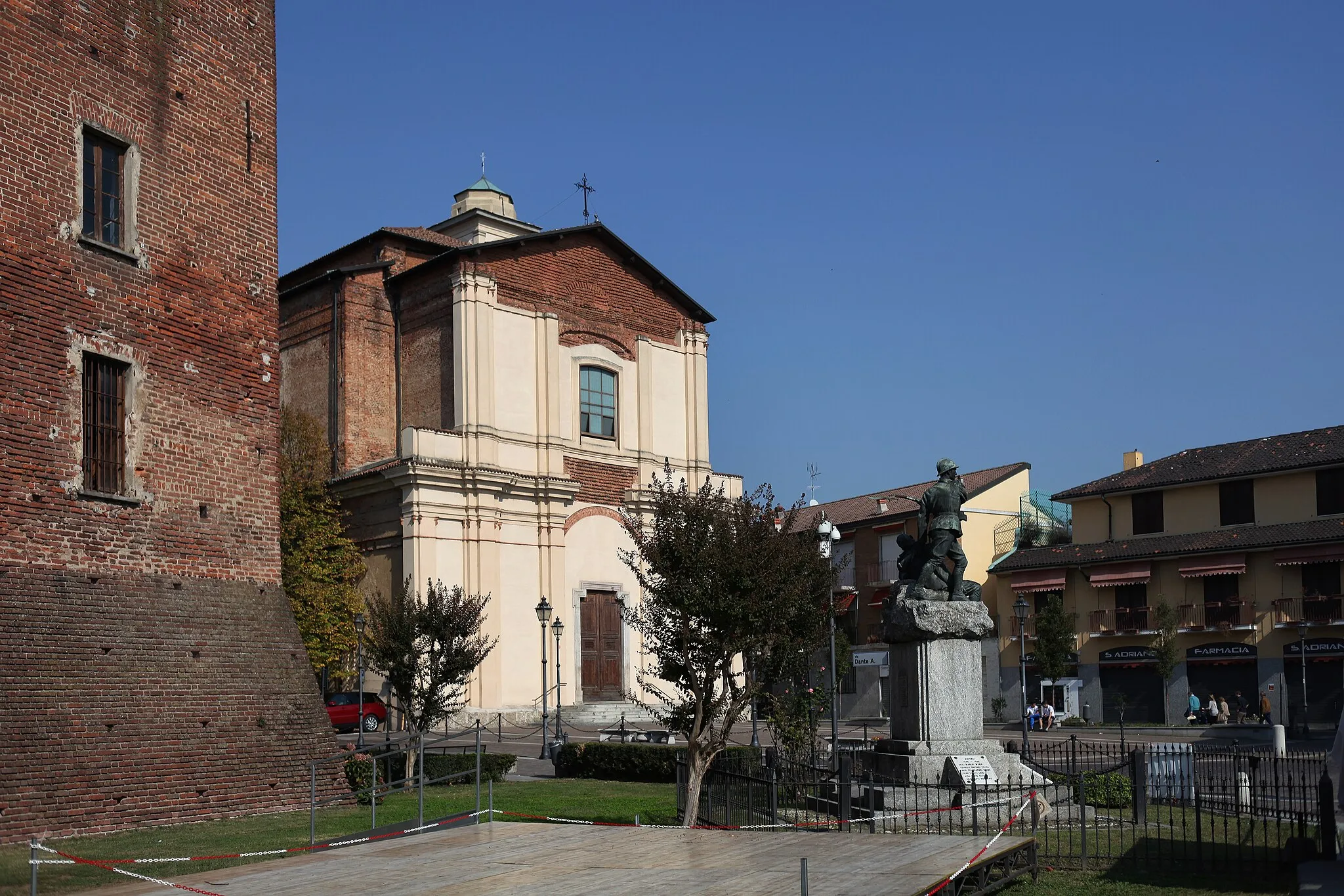 Photo showing: Veduta di Binasco con scorcio de castello, la chiesa e il monumento ai caduti