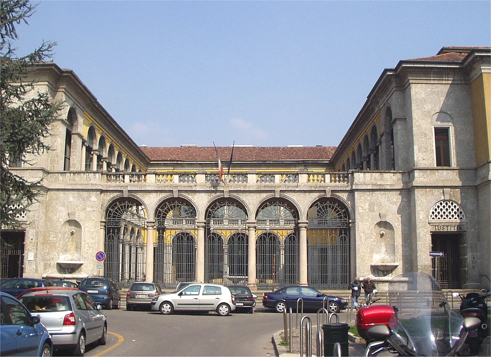 Photo showing: Monza Palazzo di Giustizia in piazza Garibaldi le due fontane che fiancheggiano la facciata, nel cortile  c'è un'altra grande fontana circolare al cui centro si erge la tazza in marmo che si intravvede oltre la cancellata