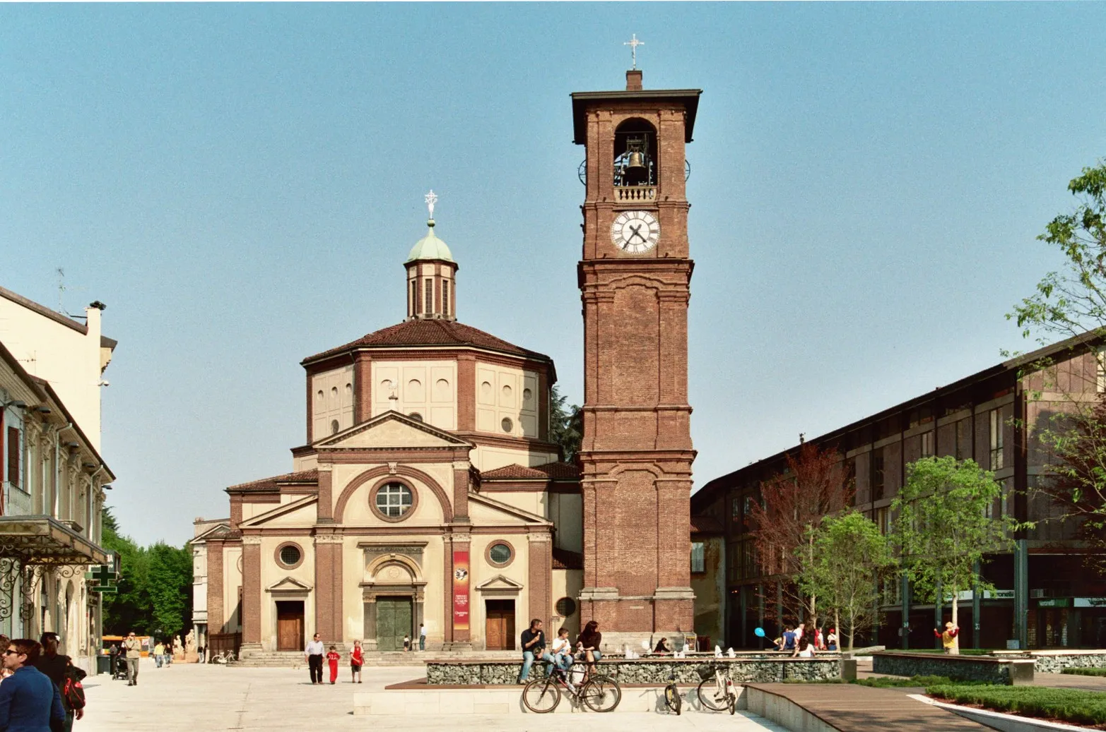 Photo showing: Piazza e basilica di San Magno a Legnano.