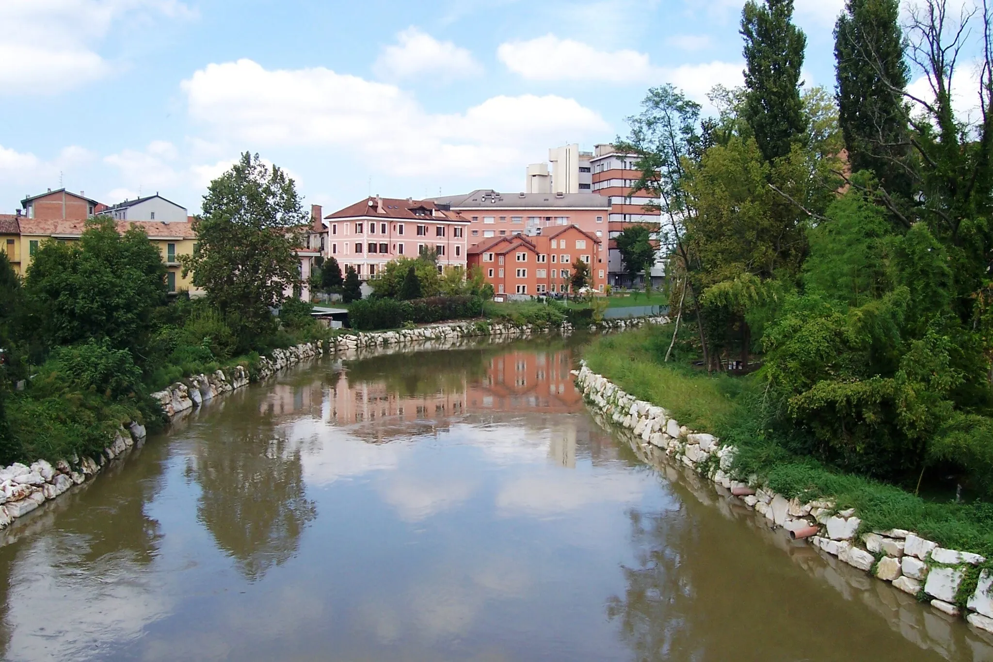 Photo showing: The Lambro river in Melegnano from via Dezza bridge (north view)