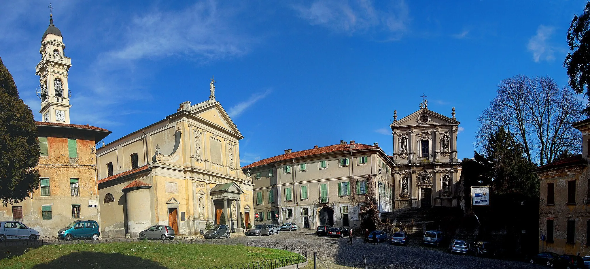 Photo showing: Meda (MB) 45.664746,9.155034. Panorama del monastero di S. Vittore e della piazza antistante. Brianza