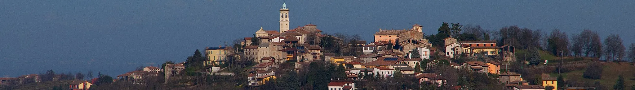 Photo showing: Paese di Golferenzo (Pv) fotografato da Pometo (Pv) con le Alpi sullo sfondo.