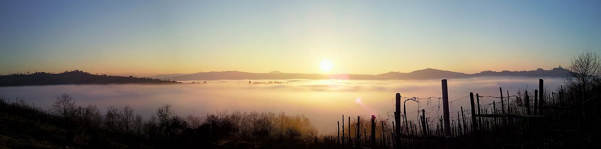 Photo showing: Valle Scuropasso immersa nella nebbia