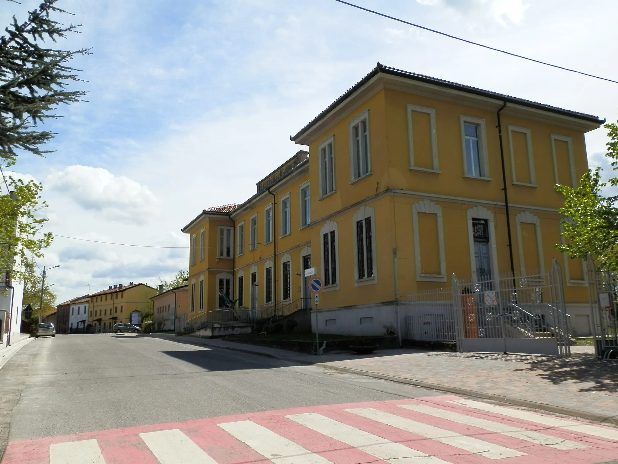 Photo showing: School Montalto Pavese