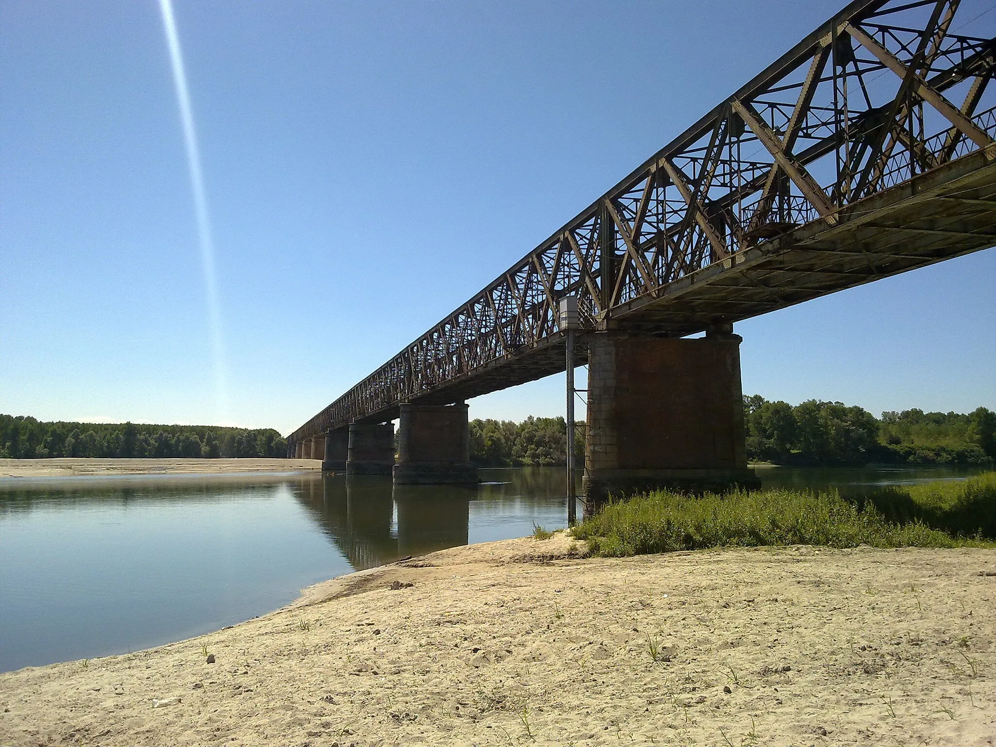 Photo showing: "Ponte della Becca" (seen fron northern side of Ticino): an over-deck steel truss bridge built in 1912 over the confluence between rivers Ticino e Po in northern Italy (Lombardy), near Pavia.