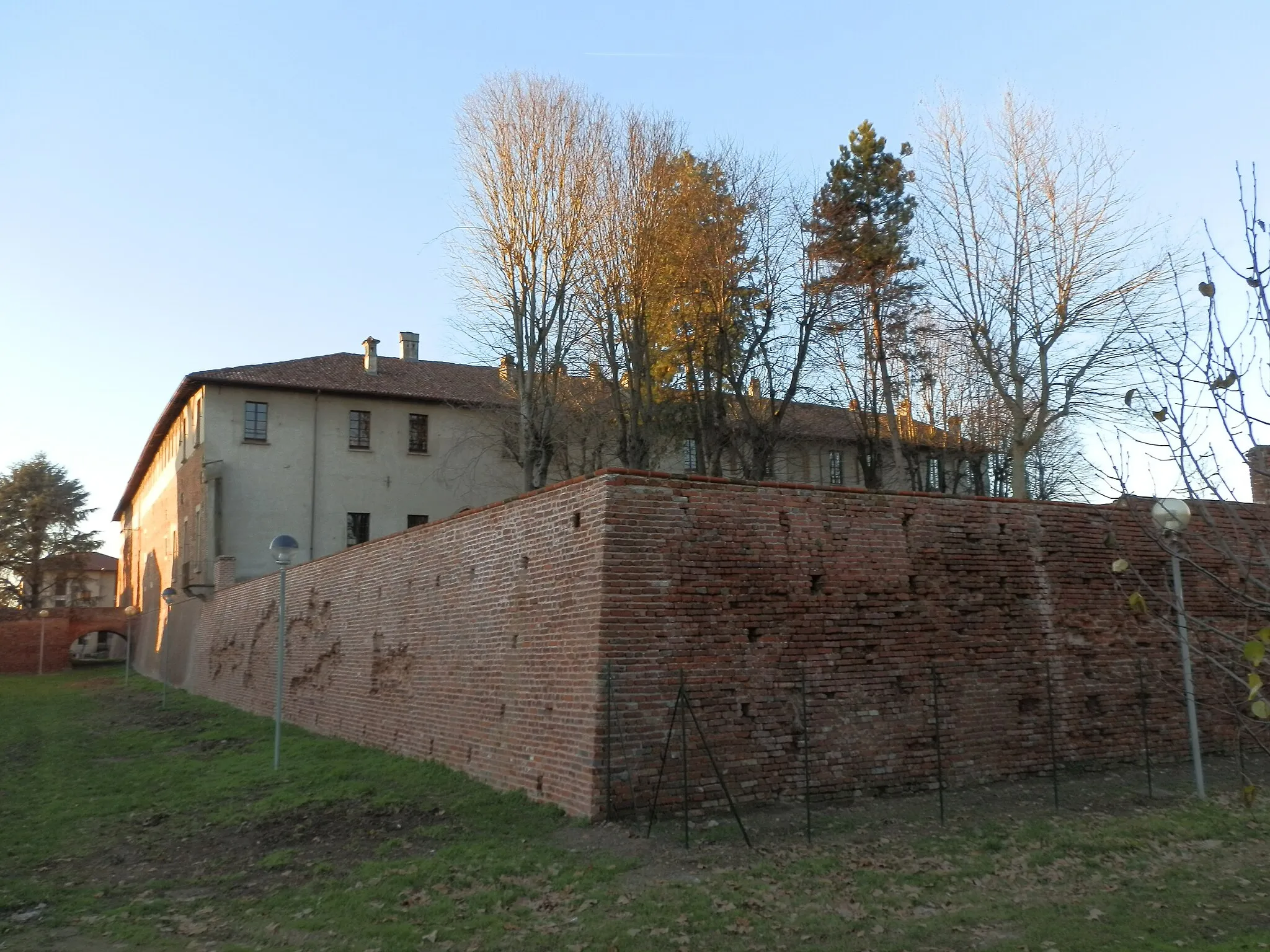 Photo showing: Detail of the castle seen in the back