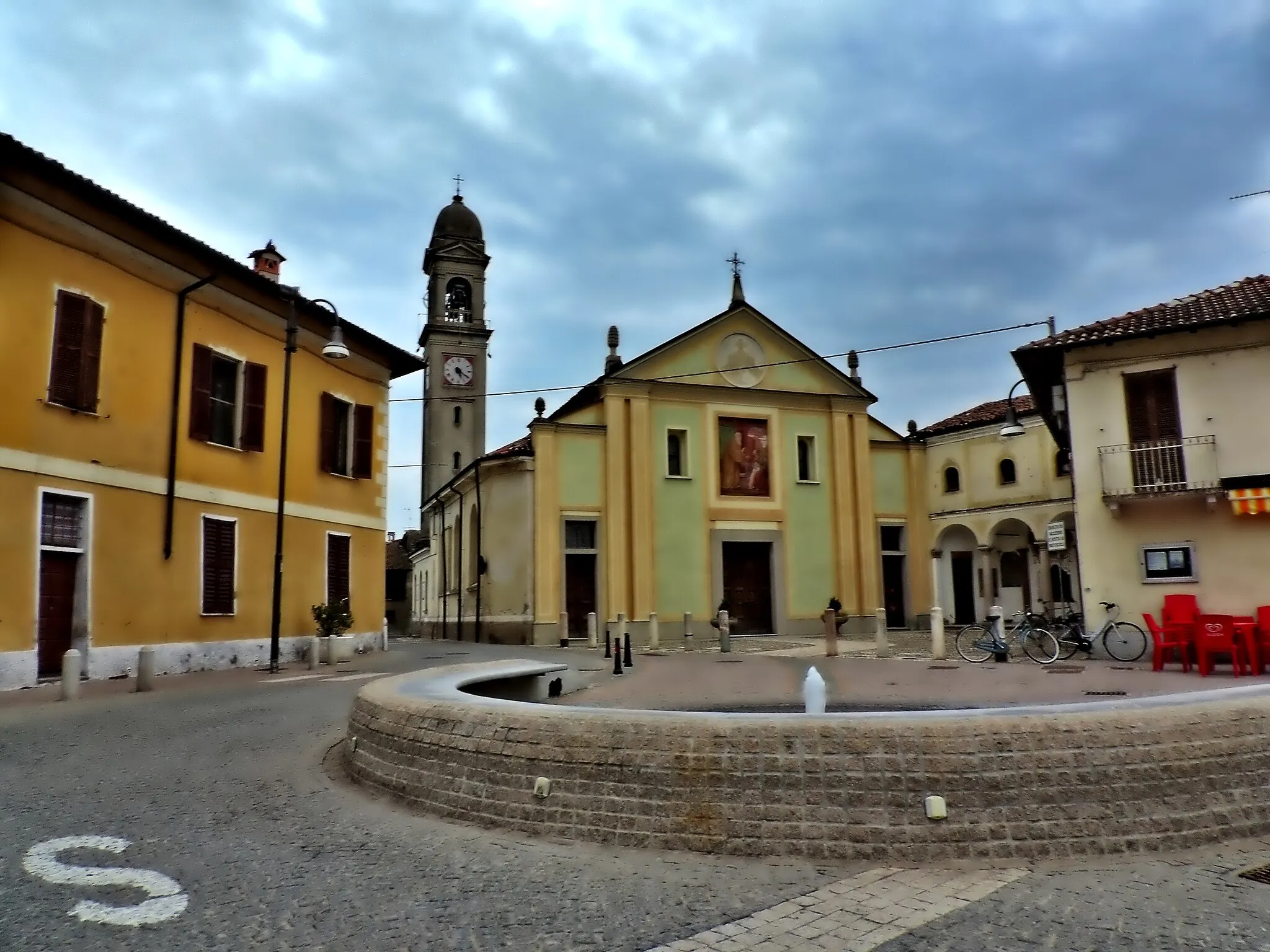 Photo showing: Trovo, provincia di Pavia: la piazza con la chiesa parrocchiale di San Biagio.