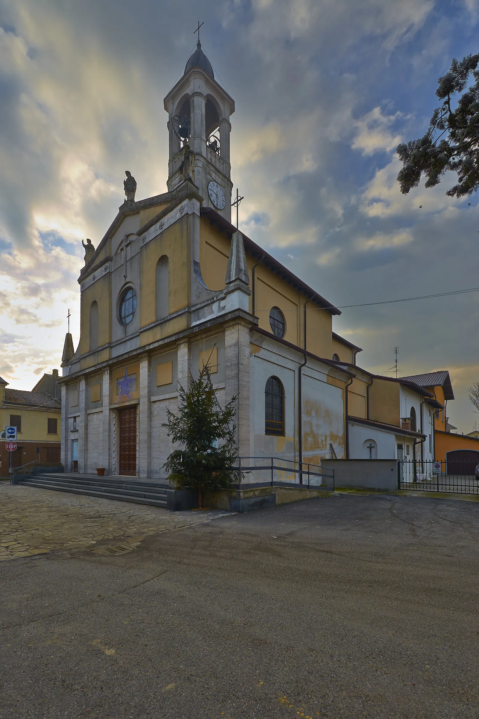 Photo showing: Vista di tre quarti della chiesa