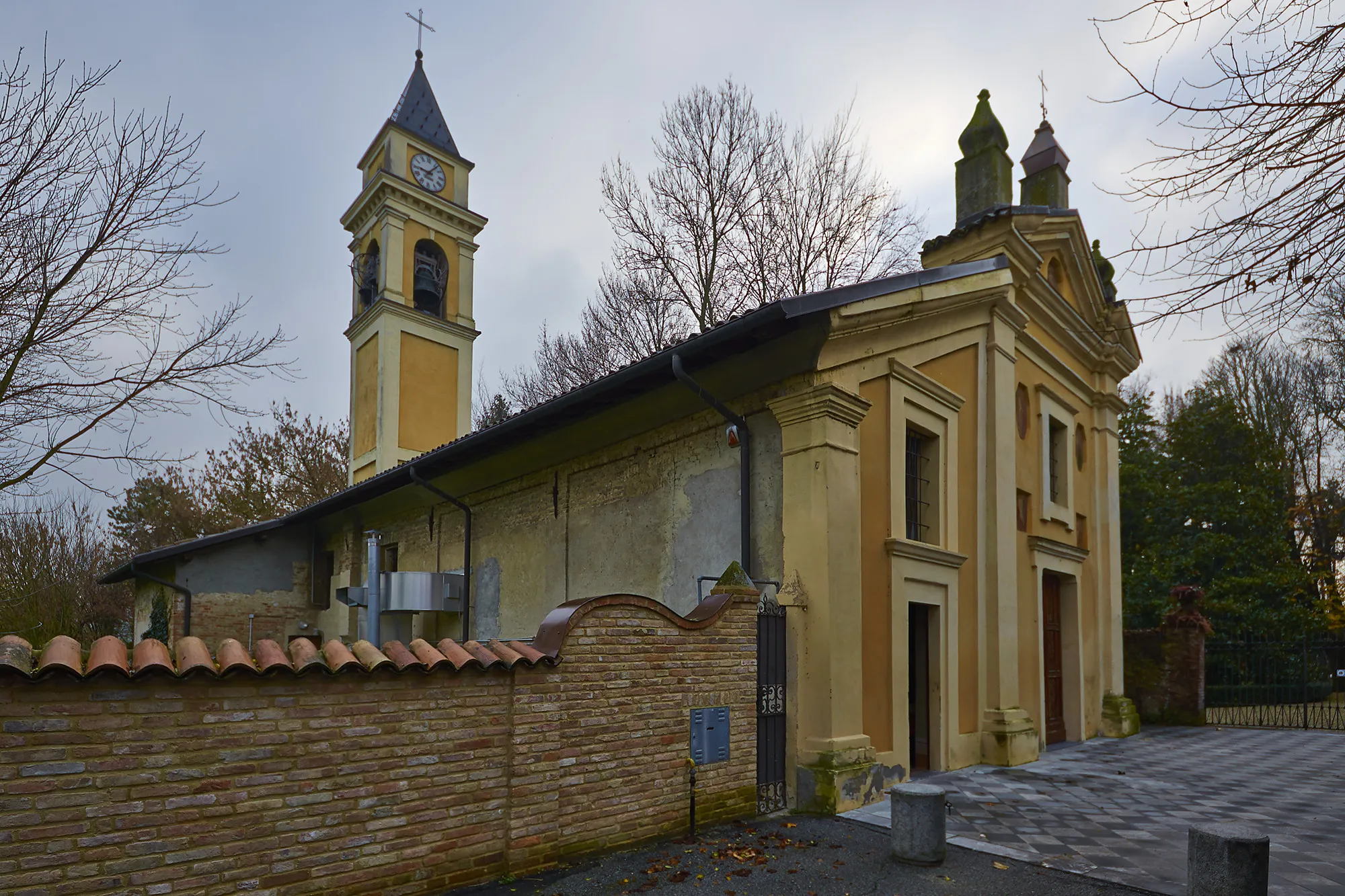 Photo showing: Vista di tre quarti della chiesa