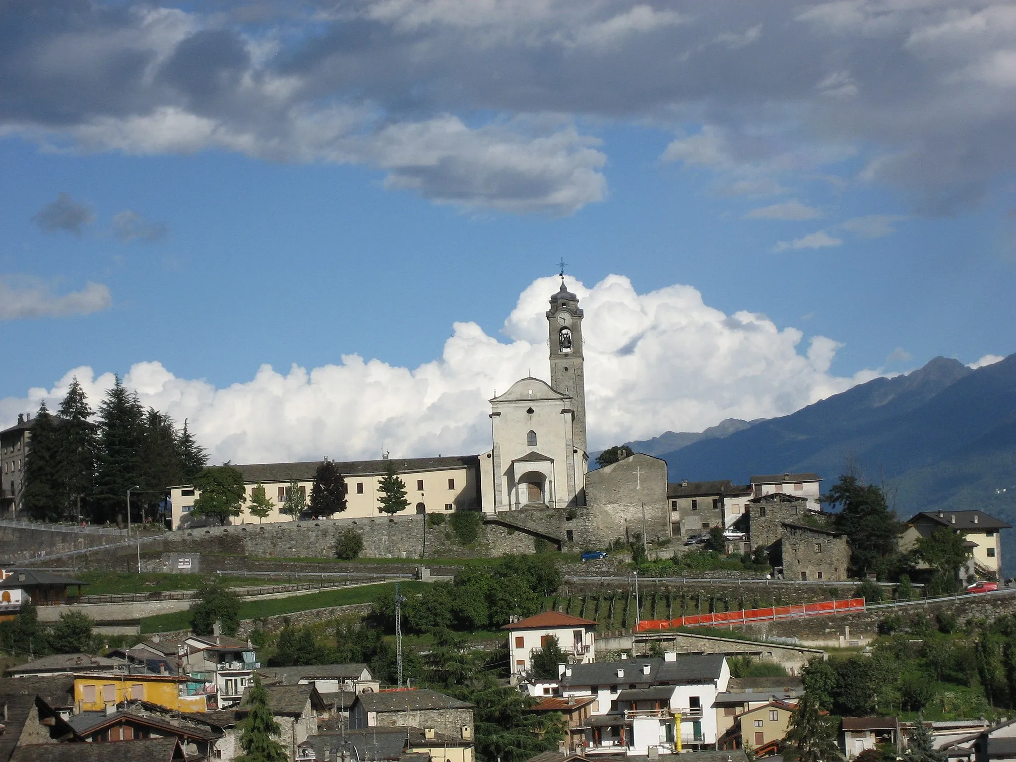 Photo showing: Foto scattata da me il 26/08/2006
Panorama di Poggiridenti con chiesa di San Fedele

Licenza d'uso: pubblico dominio, rilascio tutti i diritti, sono l'autore