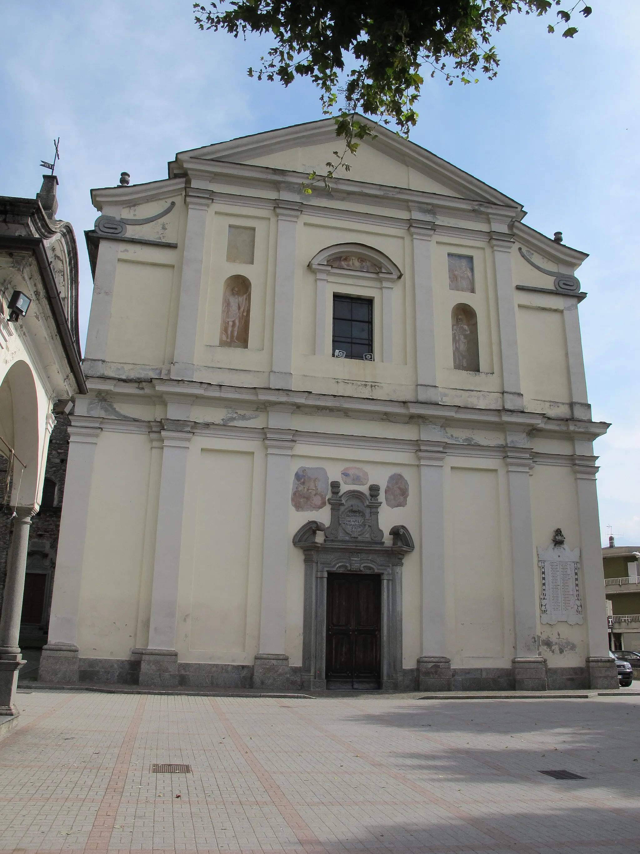 Photo showing: Italy, Lombardy, Mello, (church) chiesa parrocchiale di San Fedele, front Nave