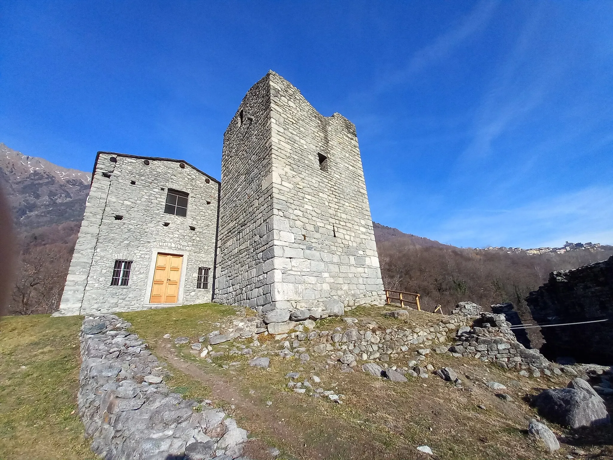 Photo showing: Domofole tower and church