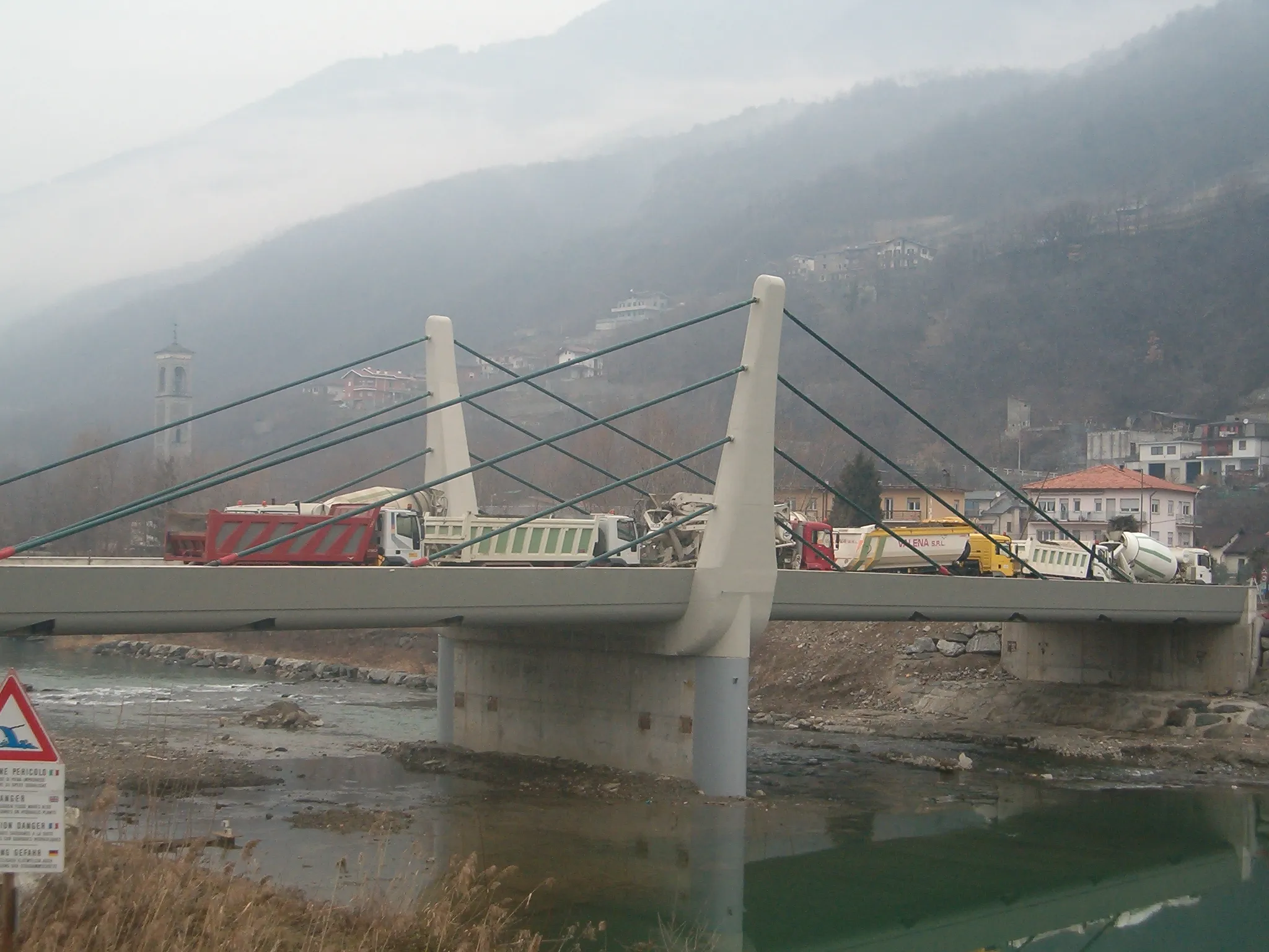 Photo showing: Stayed cable bridge in Mantello, Sondrio - Ponte strallato nel Comune di Mantello, Sondrio