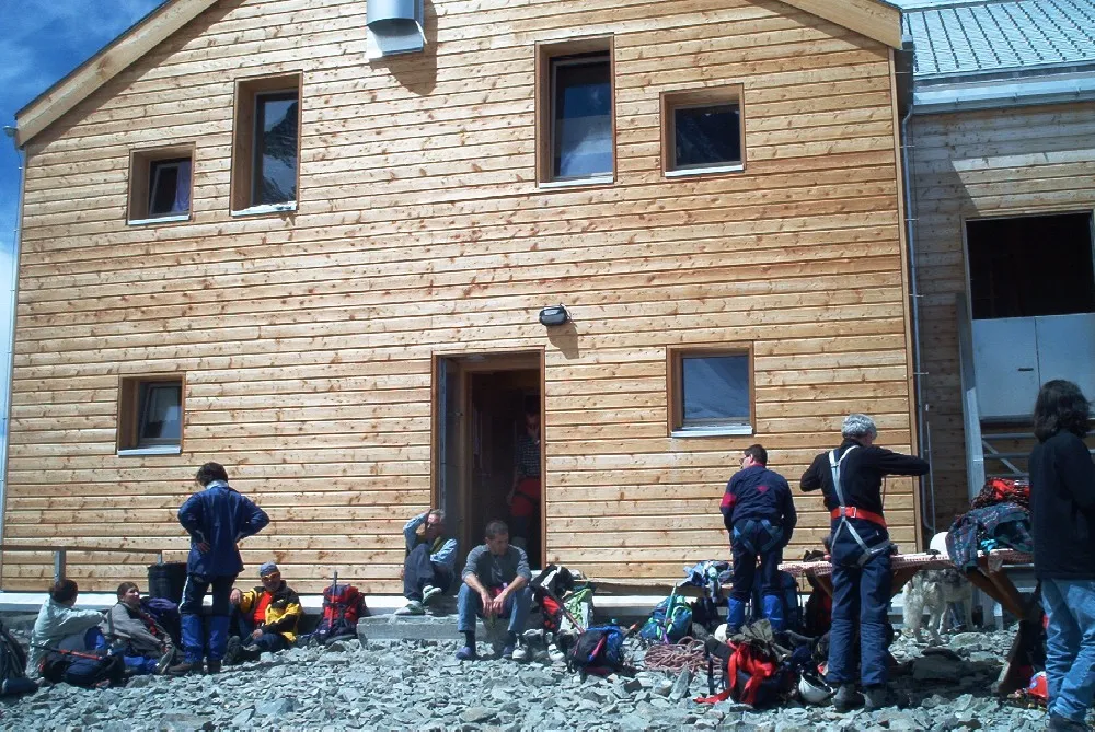 Photo showing: Foto di Sauro Agostini, nuovo rifugio Marco e Rosa nel gruppo del Bernina. Immagine di pubblico dominio.