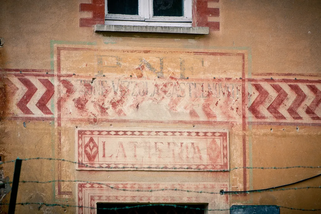 Photo showing: Vizzola Ticino: resti dell'insegna della Latteria e, più sbiadito, della sede del Partito Nazionale Fascista sul muro di un edificio.