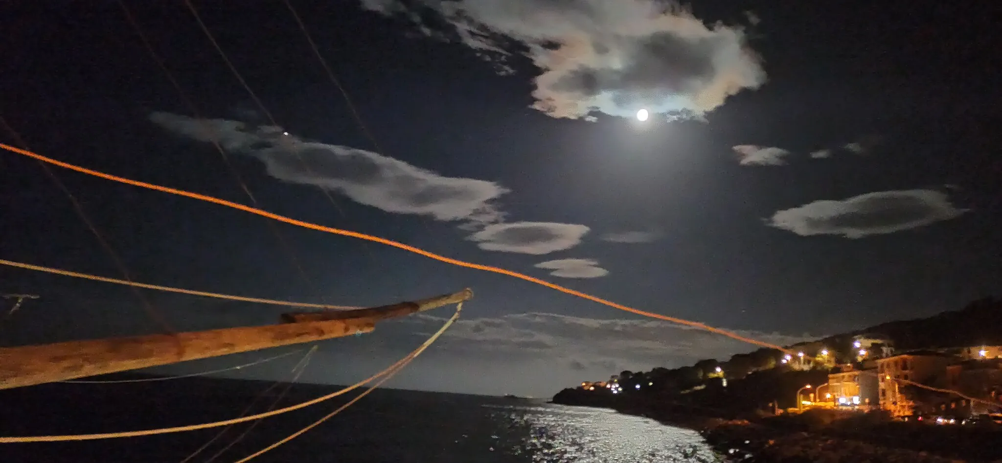 Photo showing: Il mare di notte immortalato dal Trabocco
The sea at night immortalized by the overflow