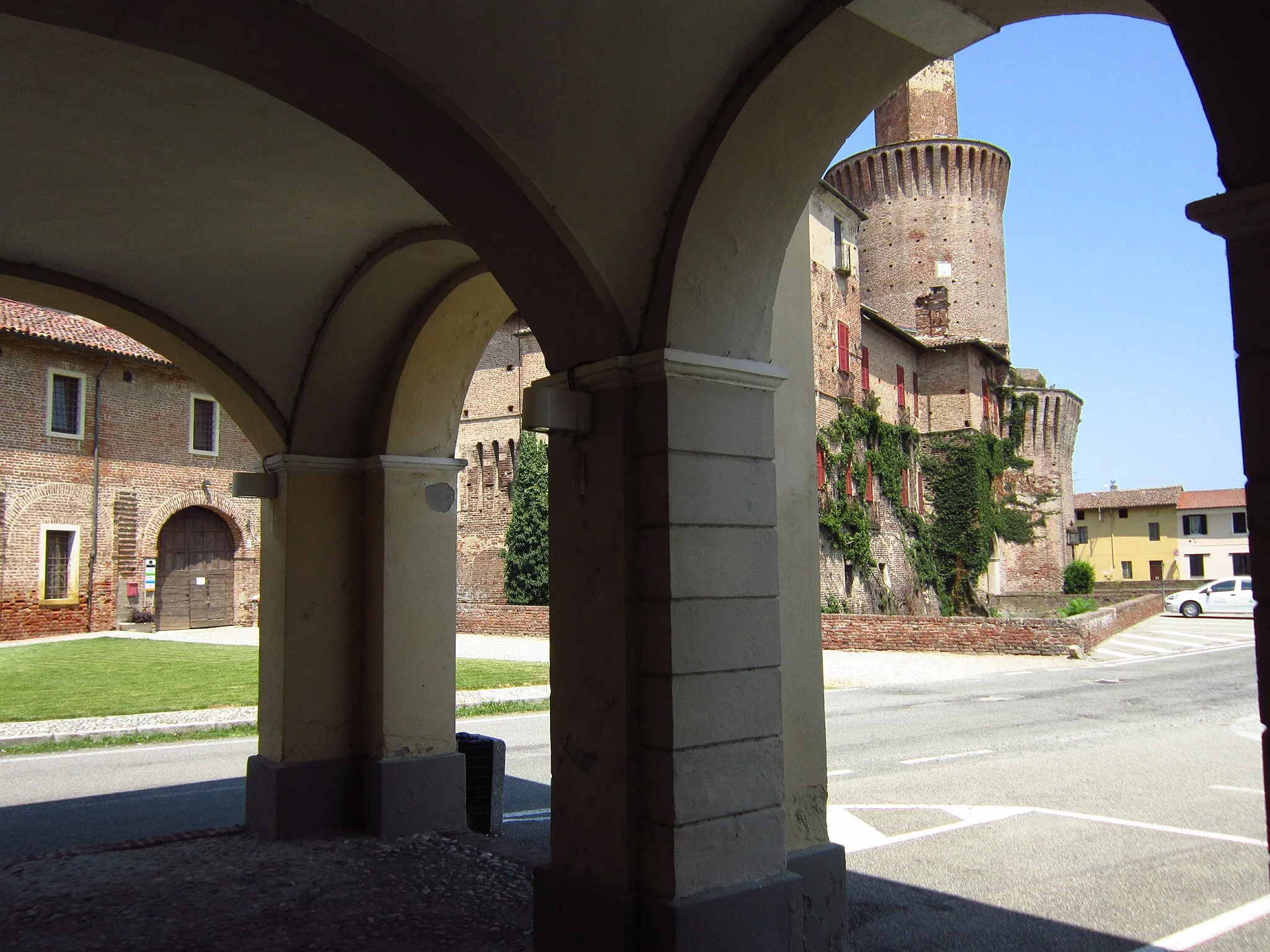 Photo showing: The castle of Sartirana, Pavia, Italy, from under the arcades