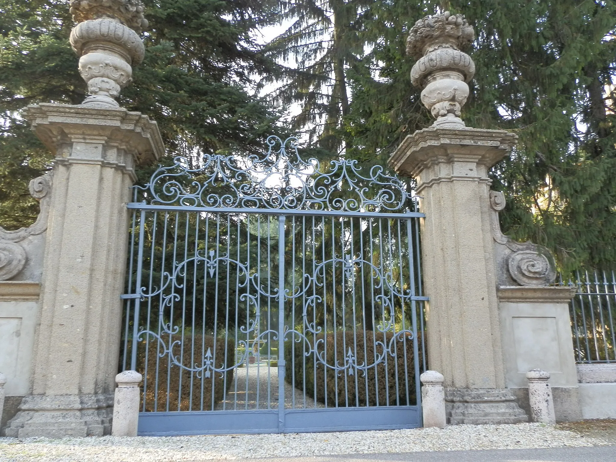 Photo showing: Entrance to Villa Meroni and garden