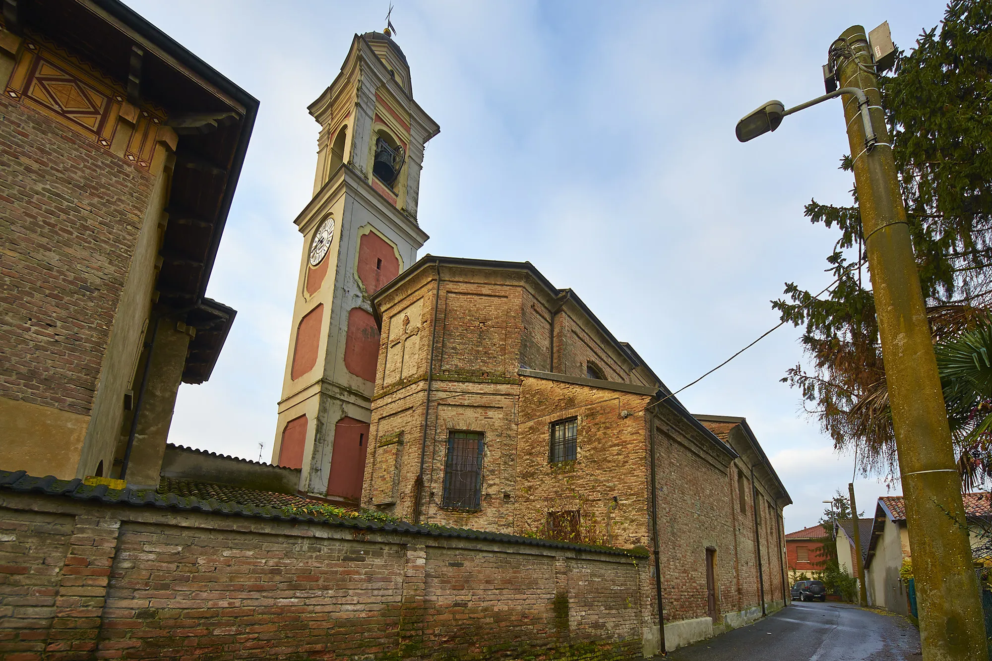 Photo showing: Campanile e  retro della chiesa