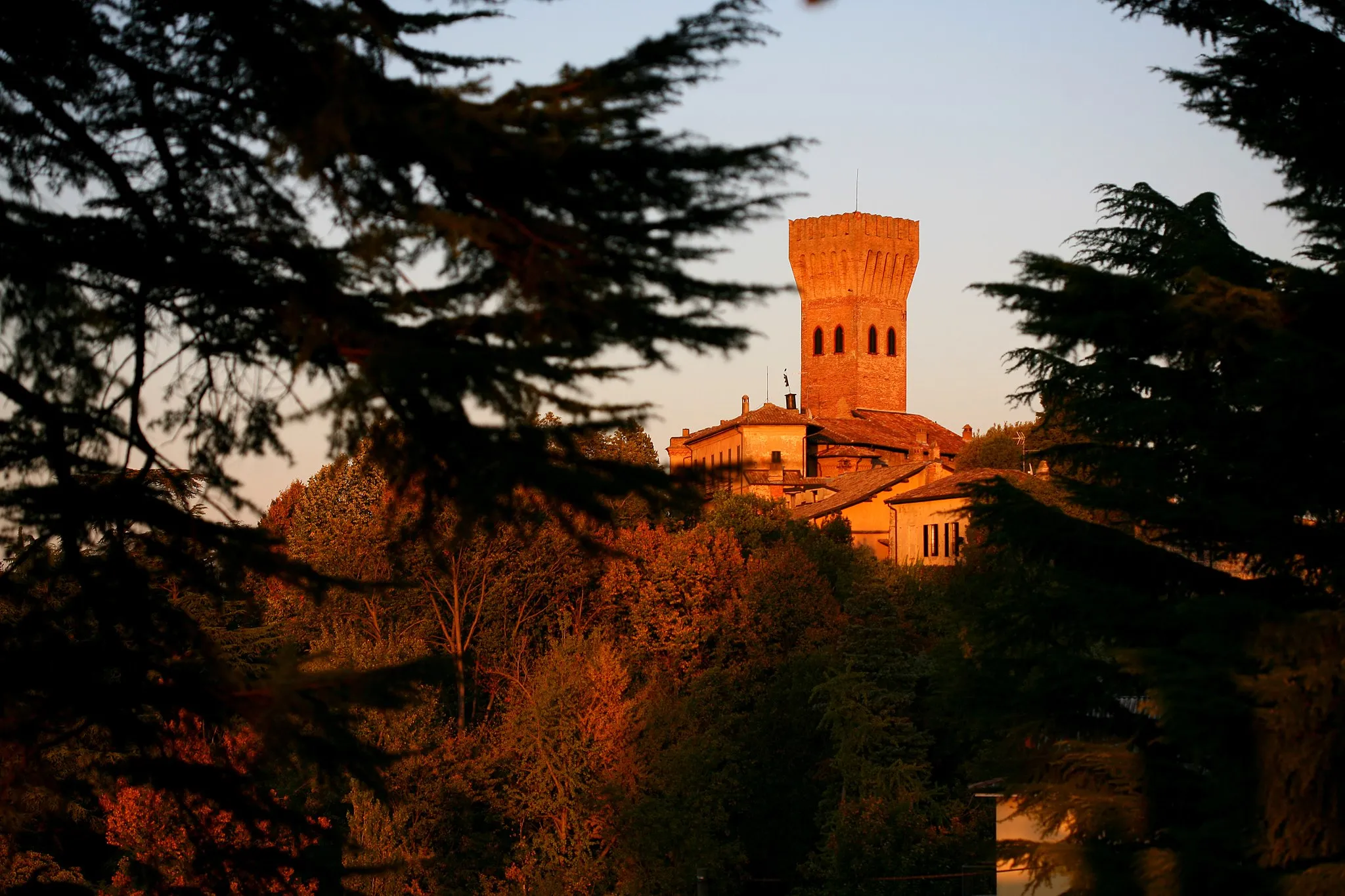 Photo showing: Scorcio della torre del castello di Cigognola, provincia di Pavia