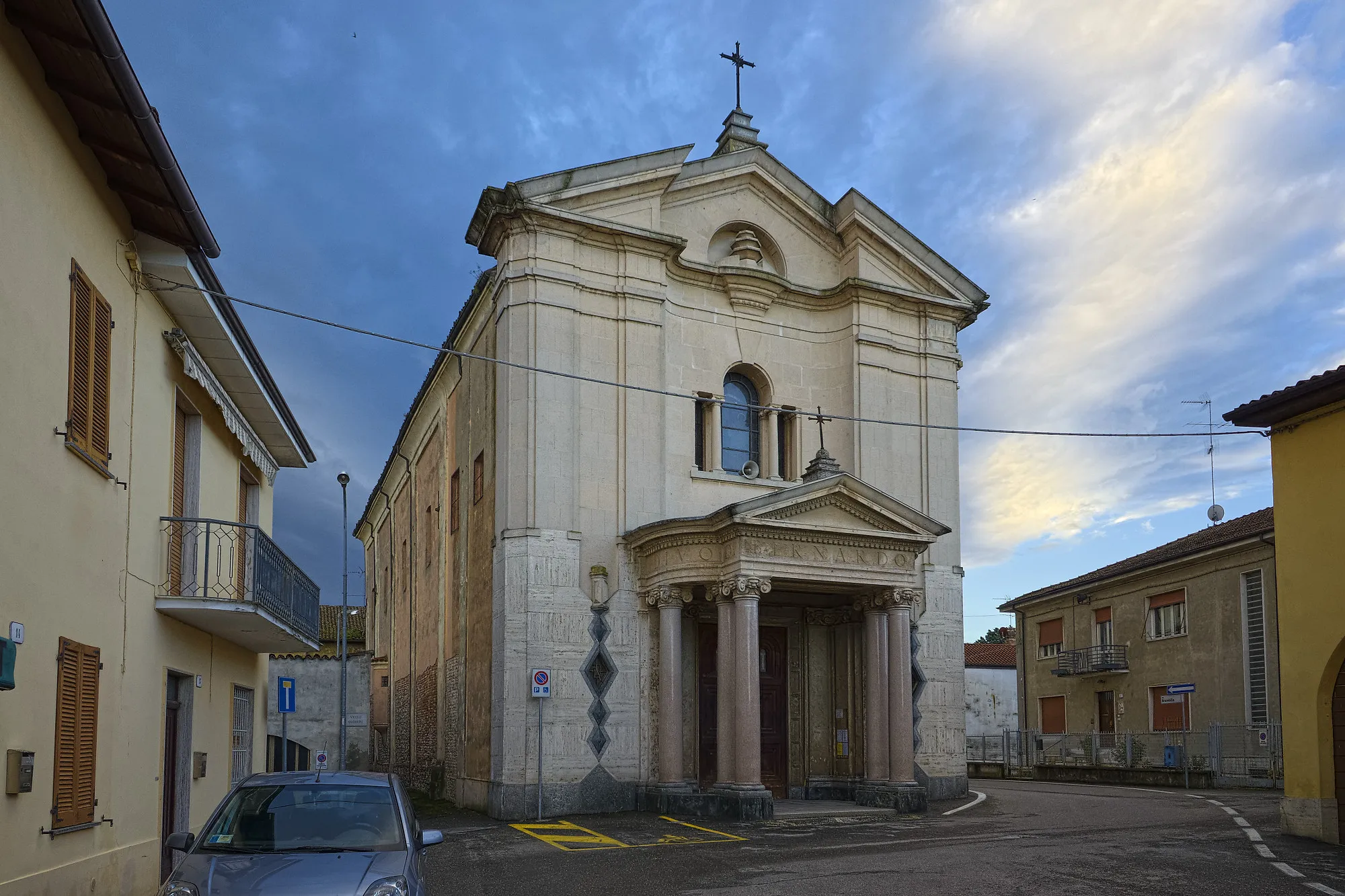 Photo showing: Chiesa, vista di tre quarti