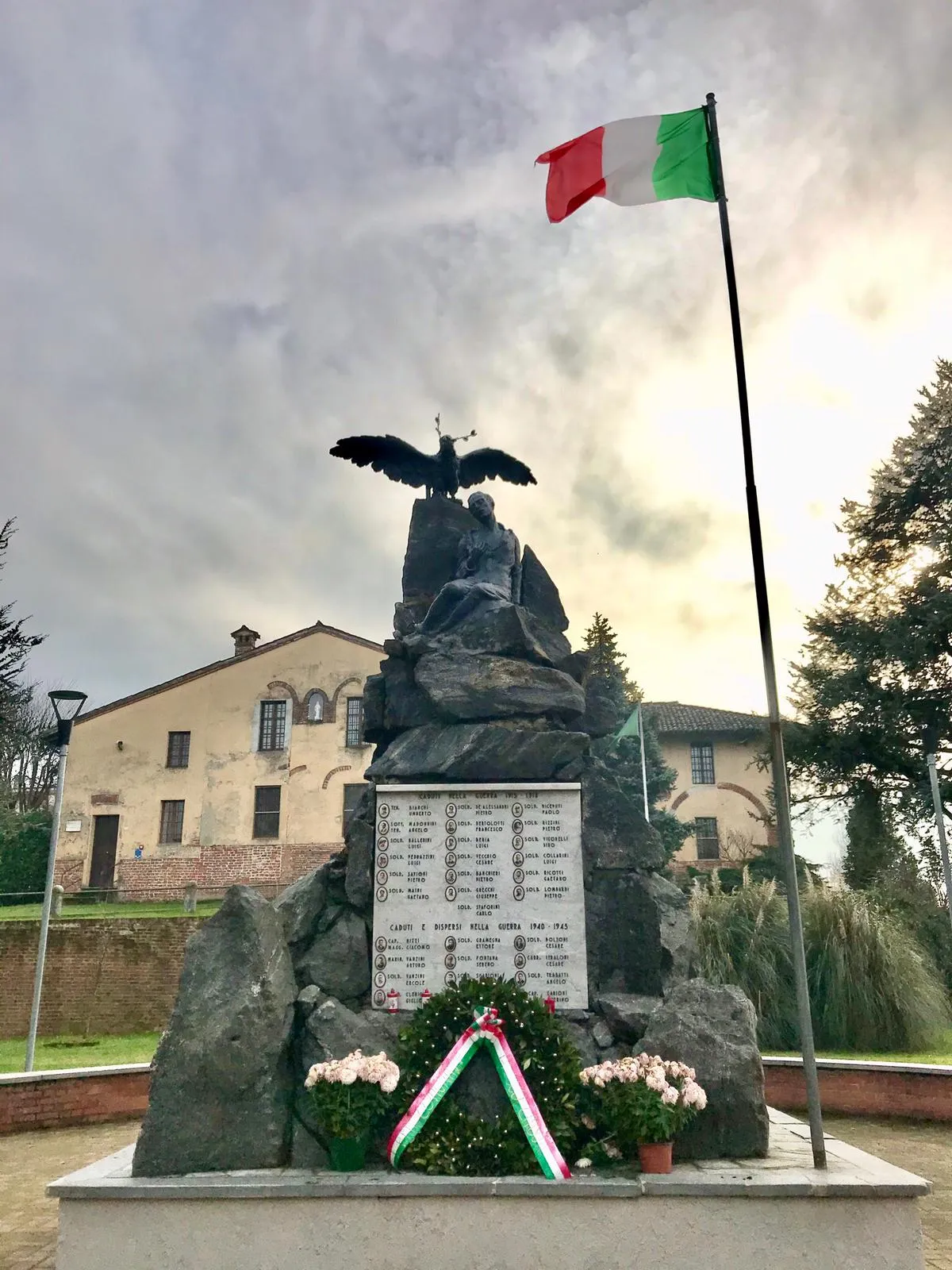 Photo showing: Monument dedicated to those who died during the two world wars in Copiano (Pavia) - Italy.