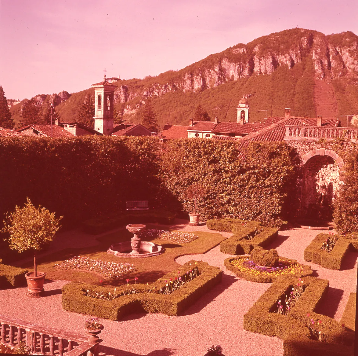 Photo showing: Servizio fotografico : Varese, 1975 / Paolo Monti. - Buste: 4, Fototipi: 4 : Diapositiva, sviluppo cromogeno/ pellicola ; 6x6. - ((Serie costituita da 4 diapositive identificate con i nn.: 965-968. Sulla busta RC965 manoscritto: "Varese/ Villa". La suddetta serie è contenuta nella scatola identificata con la numerazione RC938/1098. Sul coperchio della scatola manoscritto: "Località varie - Nord".