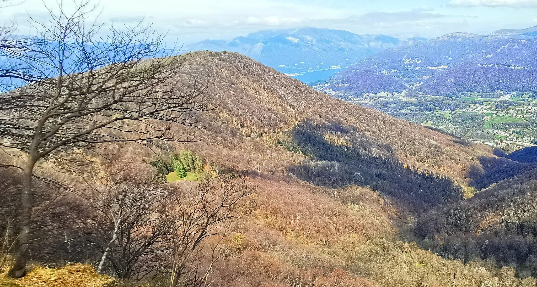 Photo showing: Vista dal punto panoramico sulla vetta del Monte La Nave. Al di sotto del punto panoramico c'è l'osservatorio facente parte della Linea Cadorna.