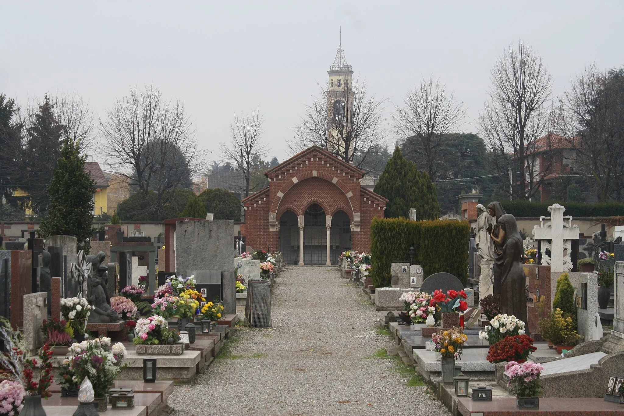 Photo showing: Il cimitero di Uboldo, in provincia di Varese.