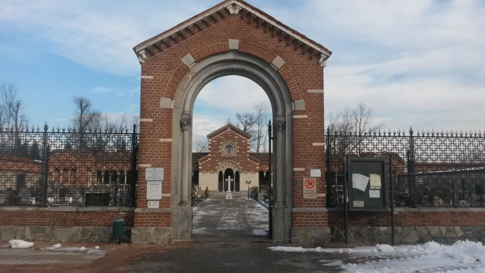 Photo showing: Ingresso del cimitero di Varano Borghi