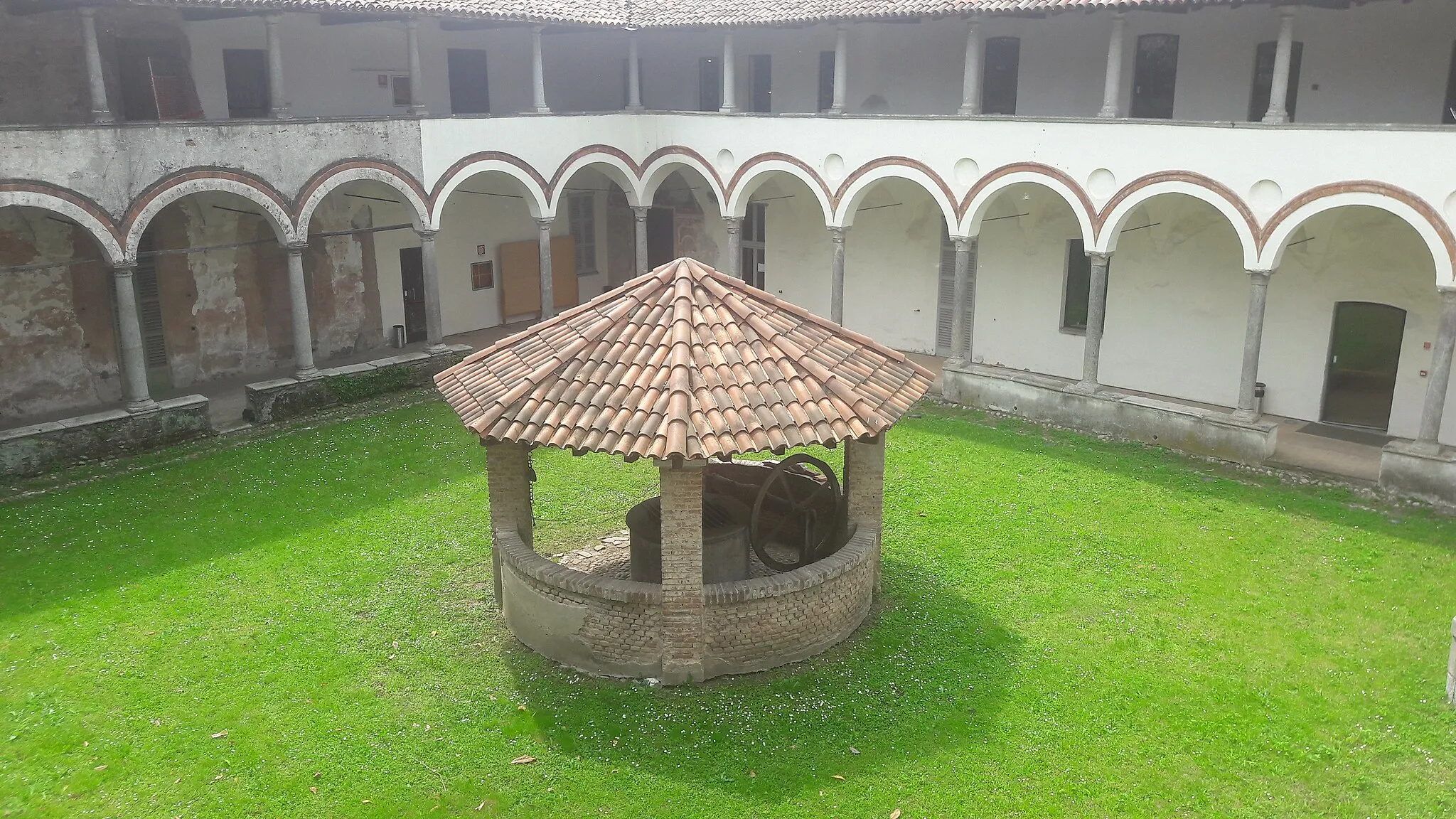 Photo showing: Pozzo del chiostro del monastero di san Michele a Lonate Pozzolo