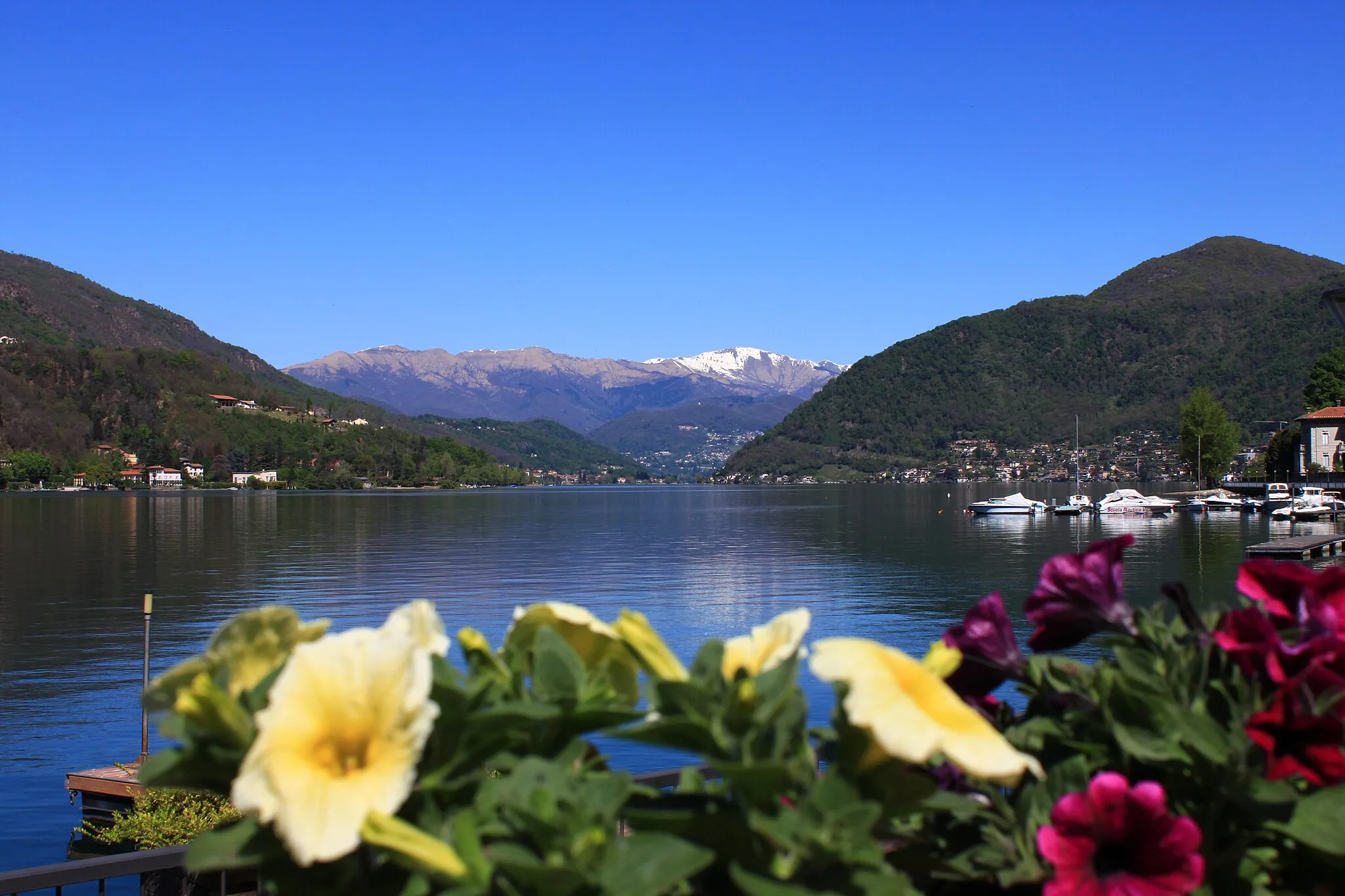 Photo showing: Frühling am Lago di Lugano fotografiert von der Uferpromenade des Seeortes Porto Ceresio.Porto Ceresio ist eine Gemeinde mit ca. 3000 Einwohnern in der Provinz Varese (Lombardei) direkt gegenüber dem Schweizer Tessin.