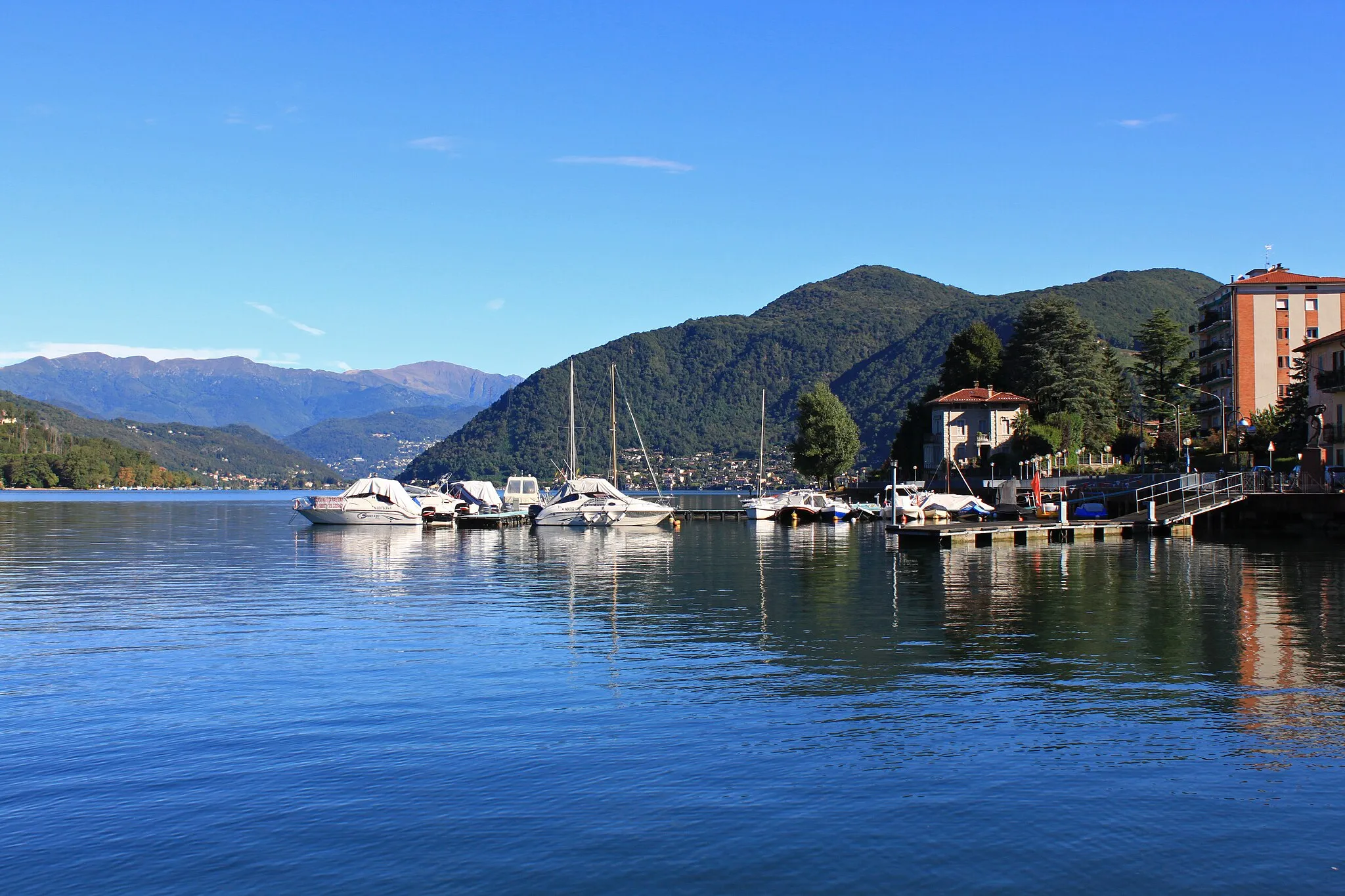 Photo showing: In Porto Ceresio Der kleine Ort liegt in der Provinz Varese (Lombardei) an einer kleinen Bucht am Lago di Lugano in Italien gegenüber dem Schweizer Kanton Tessin.