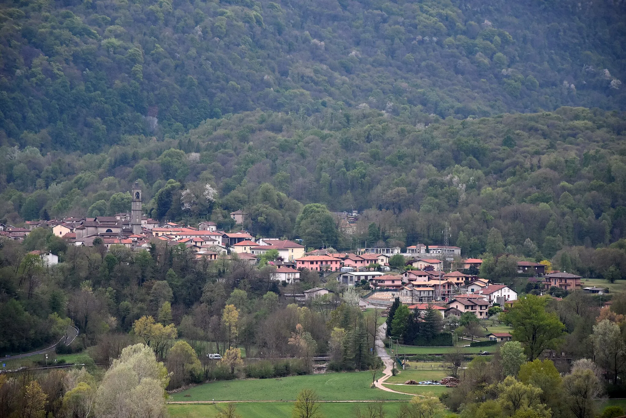 Photo showing: Il paese di Rancio Valcuvia visto da Cassano Valcuvia, in provincia di Varese.