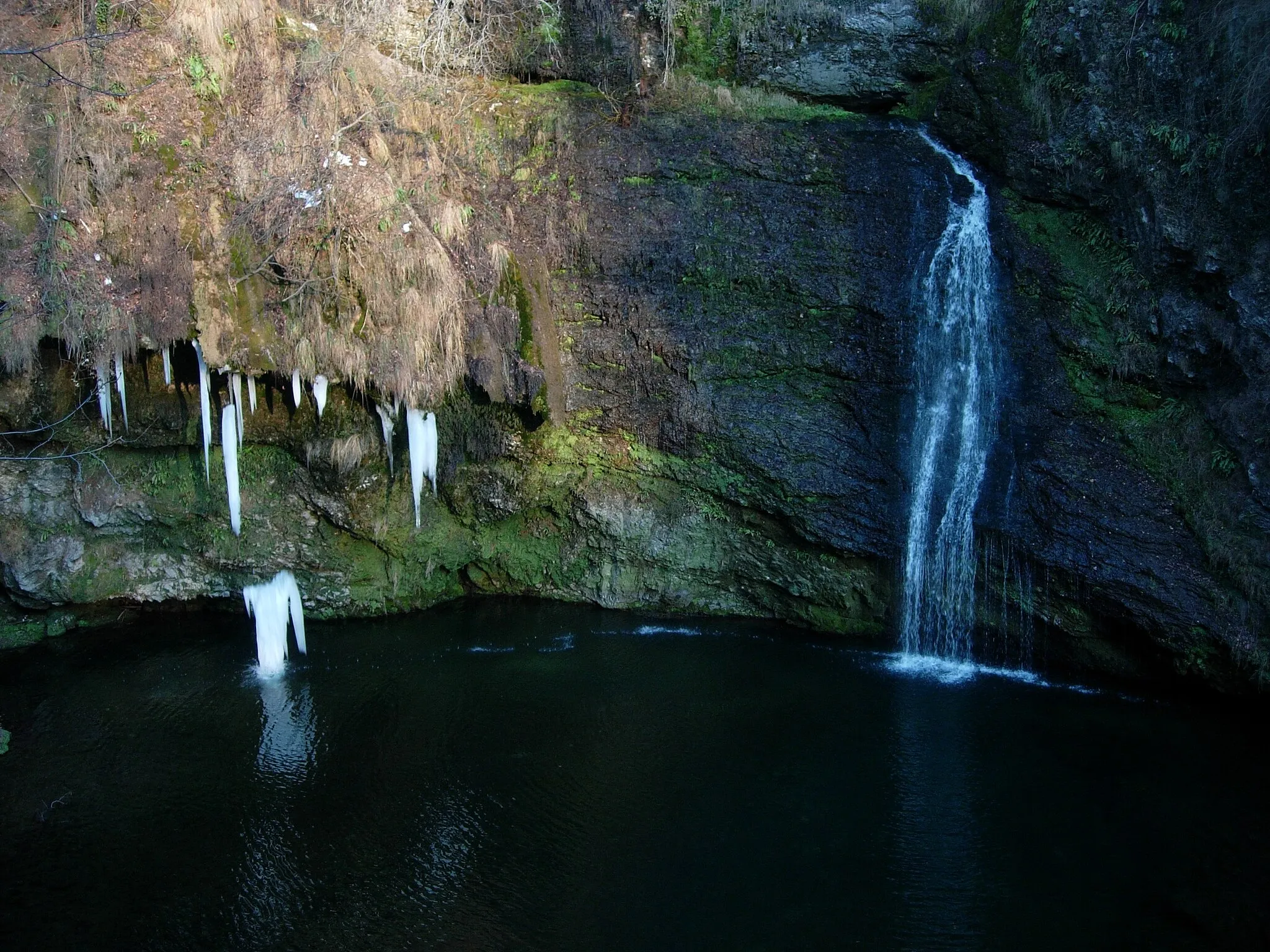 Photo showing: Scatto invernale della cascata di Ferrera di Varese durante la caduta di una stalattite di ghiaccio.