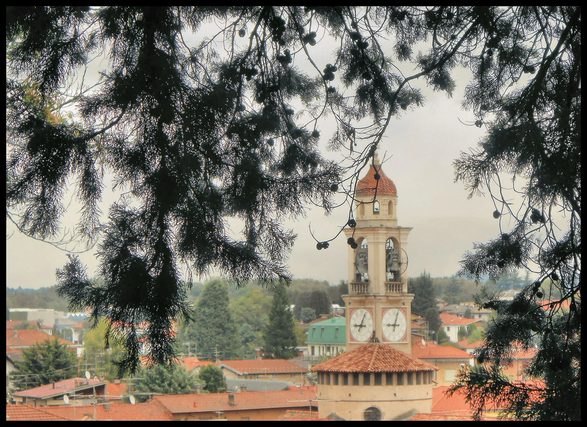 Photo showing: Gazzada - Veduta della cittadina - Campanile della chiesa