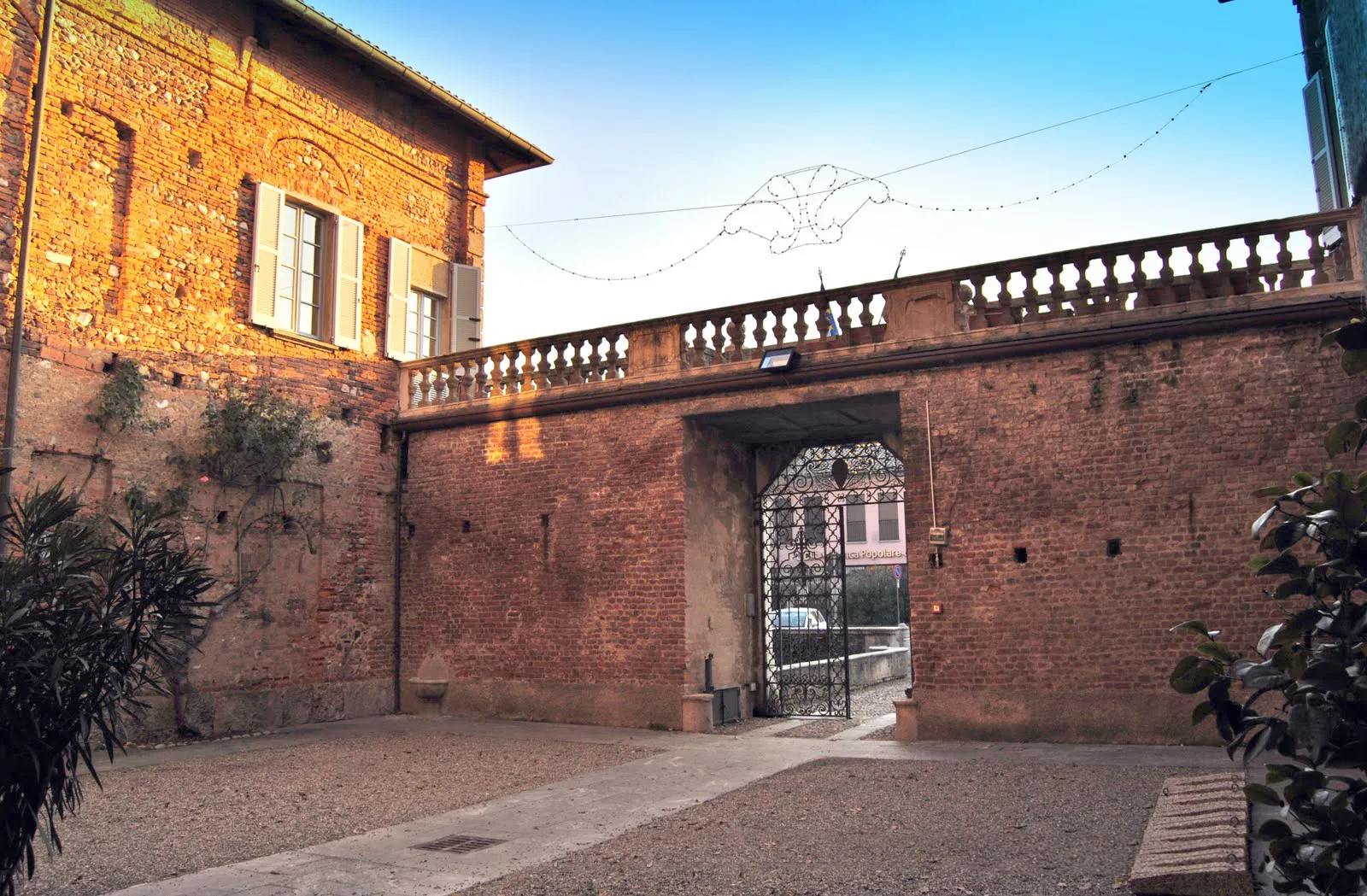 Photo showing: Castello VisconteoFagnano Olona - primo cortile interno