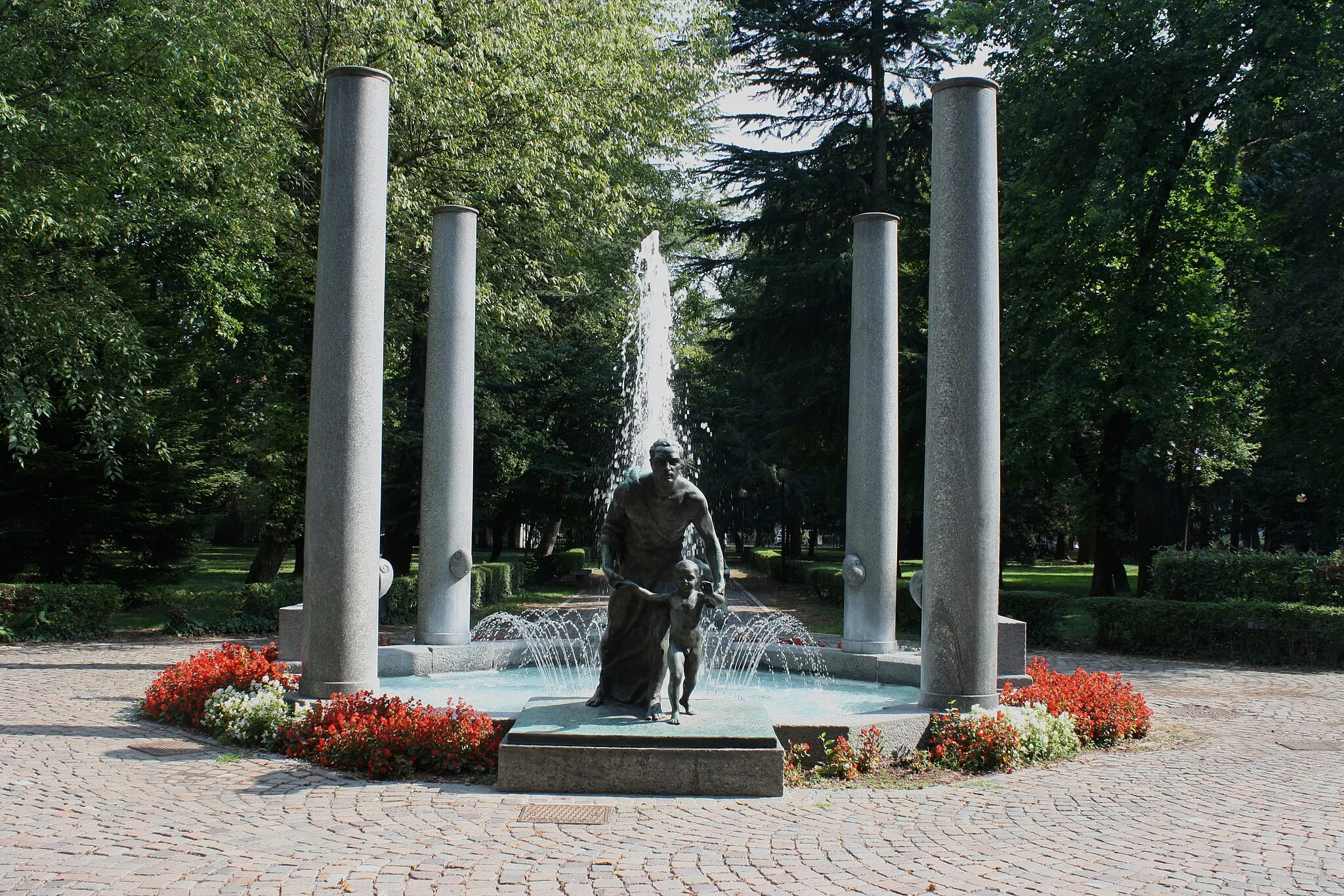 Photo showing: The fountain in the villa Gonzaga park, Olgiate Olona, Varese, Italy.