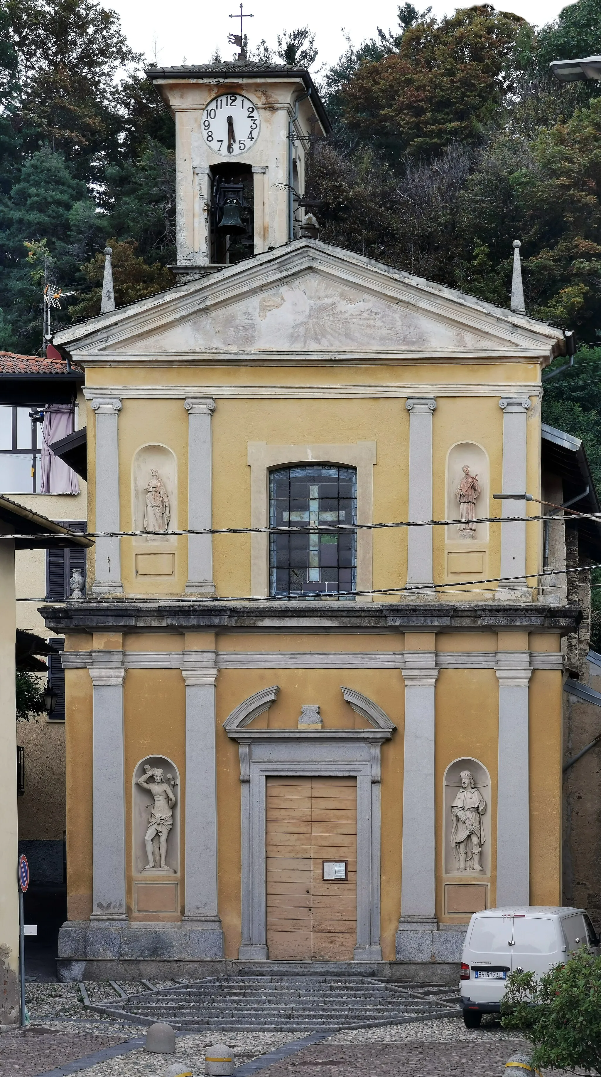 Photo showing: Facciata della chiesa dei Santi Rocco e Sebastiano a Montegrino (centro principale del comune di Montegrino Valtravaglia).
