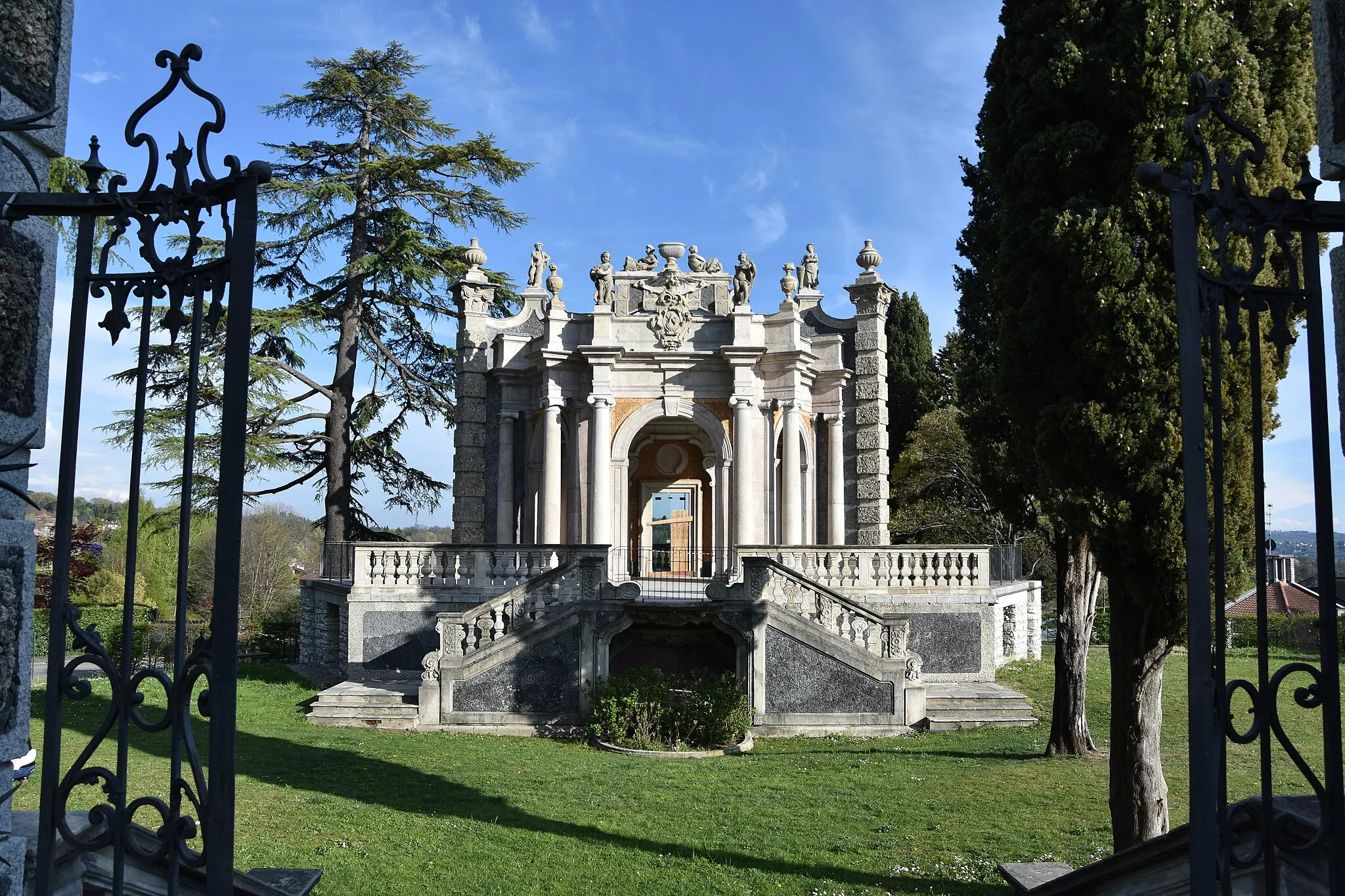 Photo showing: The garden of Villa Tatti Tallacchini in Comerio, Italy.
