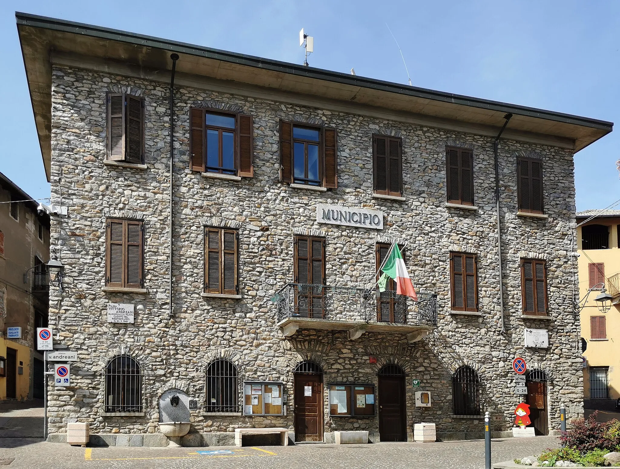 Photo showing: Municipio di Cugliate-Fabiasco, in Piazza Vittorio Andreani, a Cugliate.